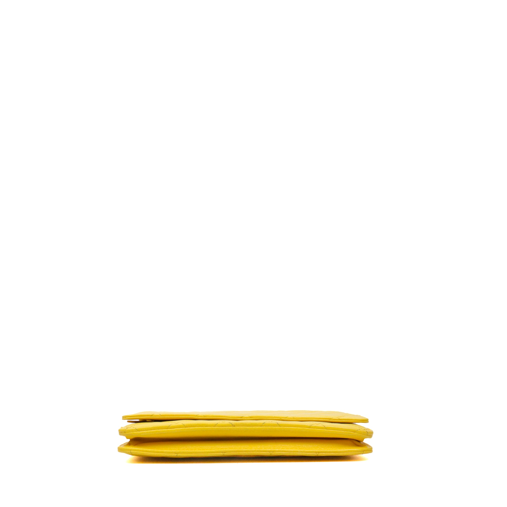 CHANEL - Sac Wallet On Chain Classique/Timeless Chanel en cuir matelassé jaune