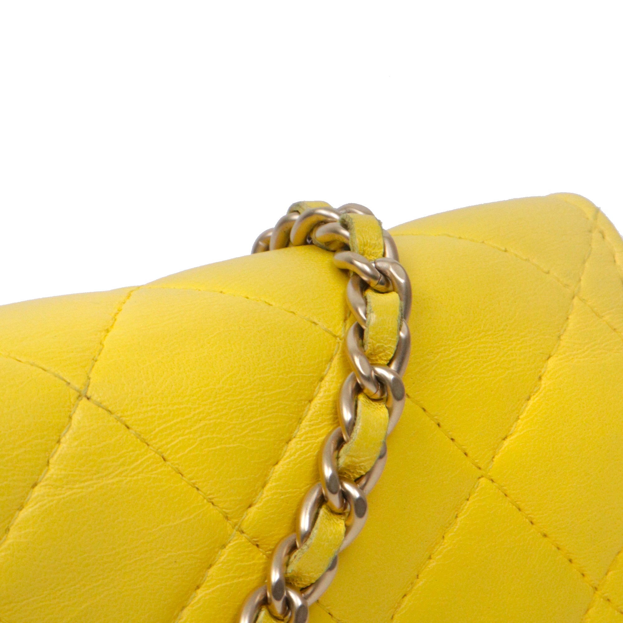 CHANEL - Sac Wallet On Chain Classique/Timeless Chanel en cuir matelassé jaune