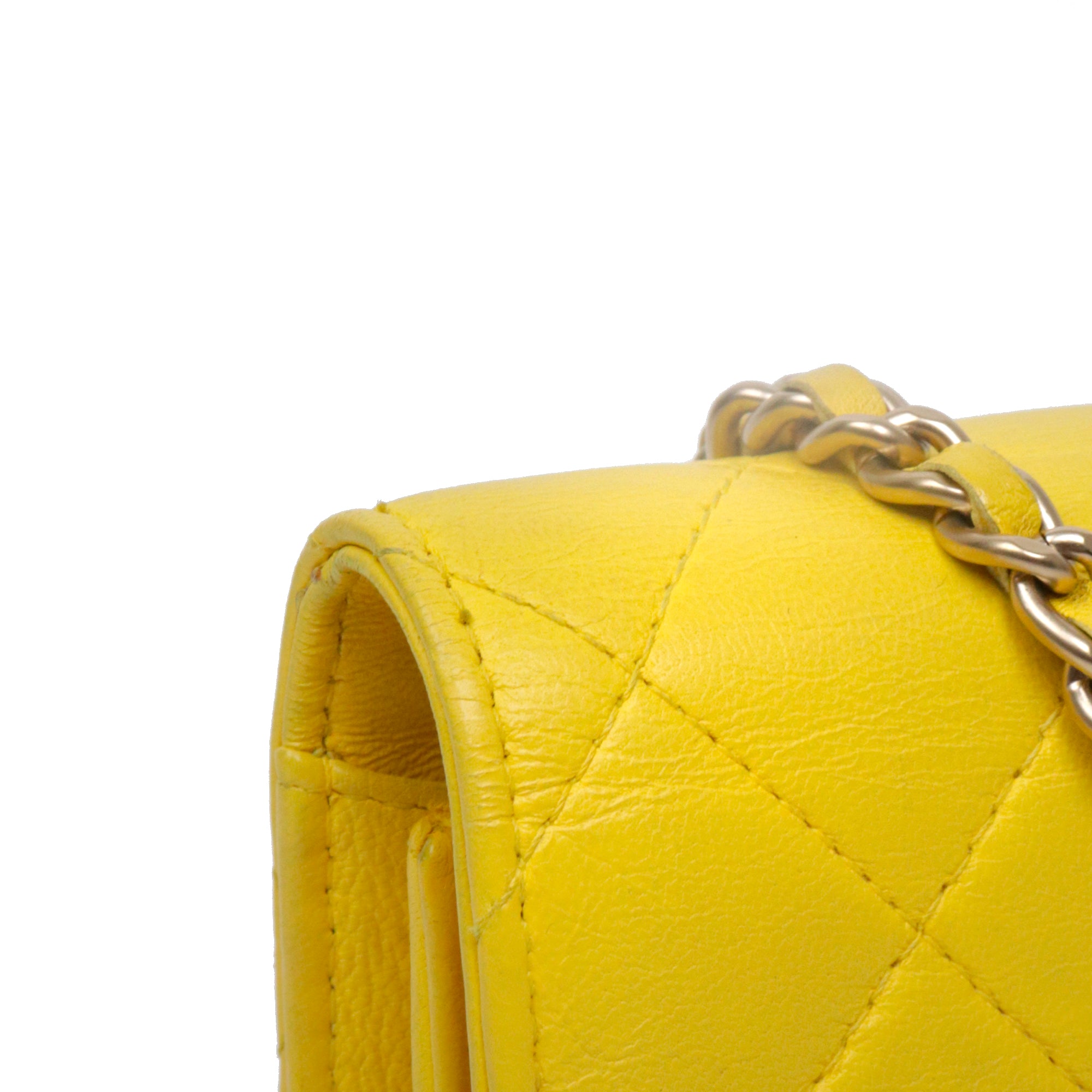 CHANEL - Sac Wallet On Chain Classique/Timeless Chanel en cuir matelassé jaune