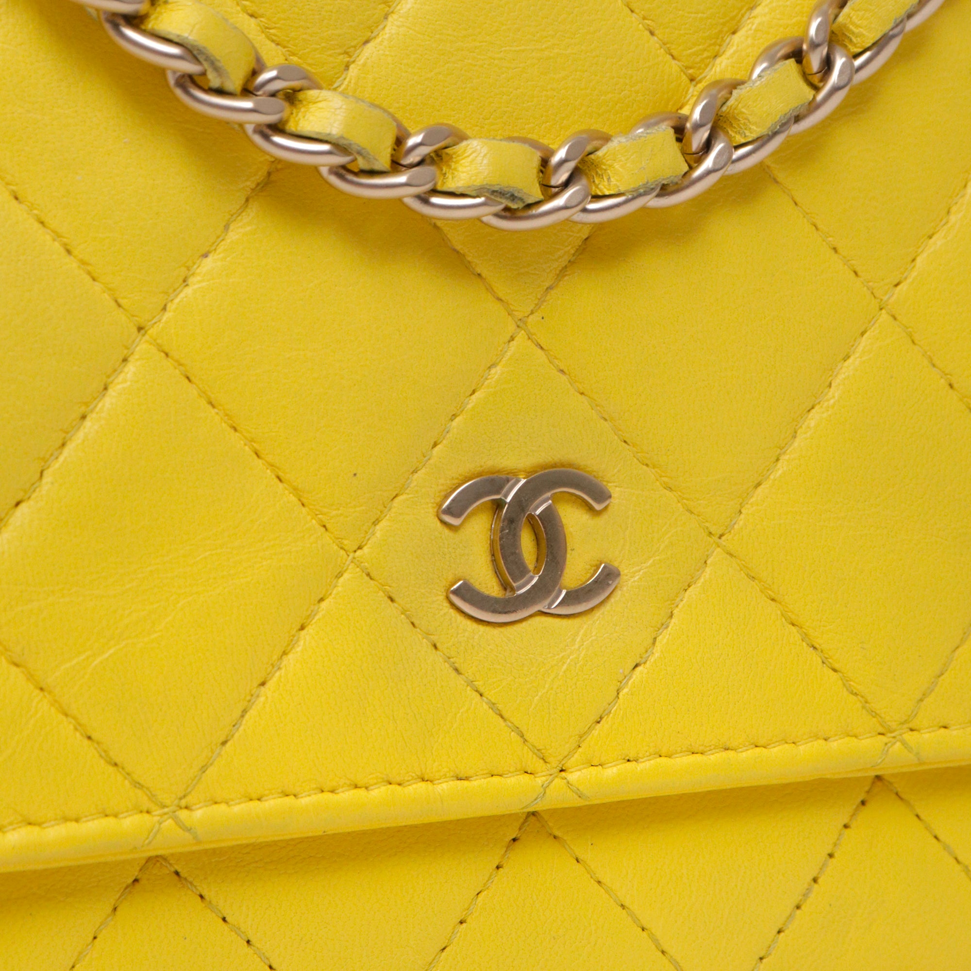 CHANEL - Sac Wallet On Chain Classique/Timeless Chanel en cuir matelassé jaune