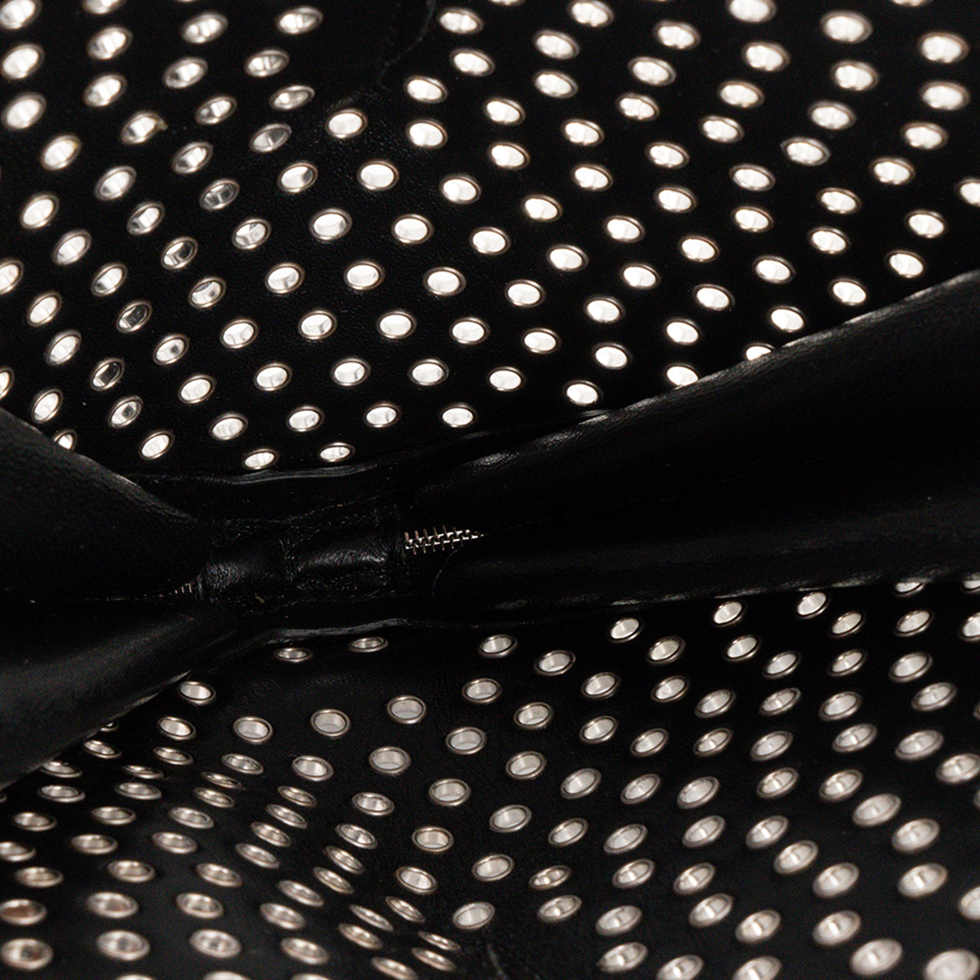 ALAÏA - Sac à bandoulière Le Coeur Alaïa en cuir lisse noir et oeillets argentés