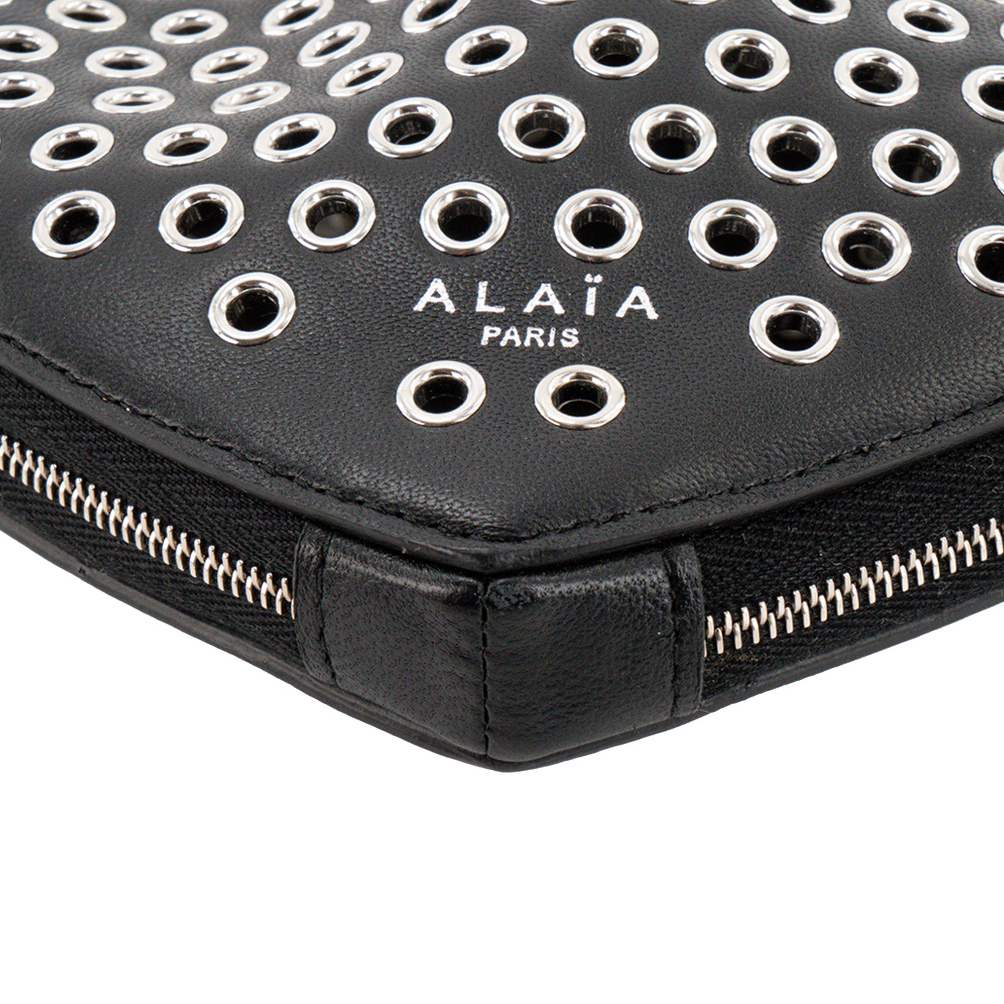 ALAÏA - Sac à bandoulière Le Coeur Alaïa en cuir lisse noir et oeillets argentés