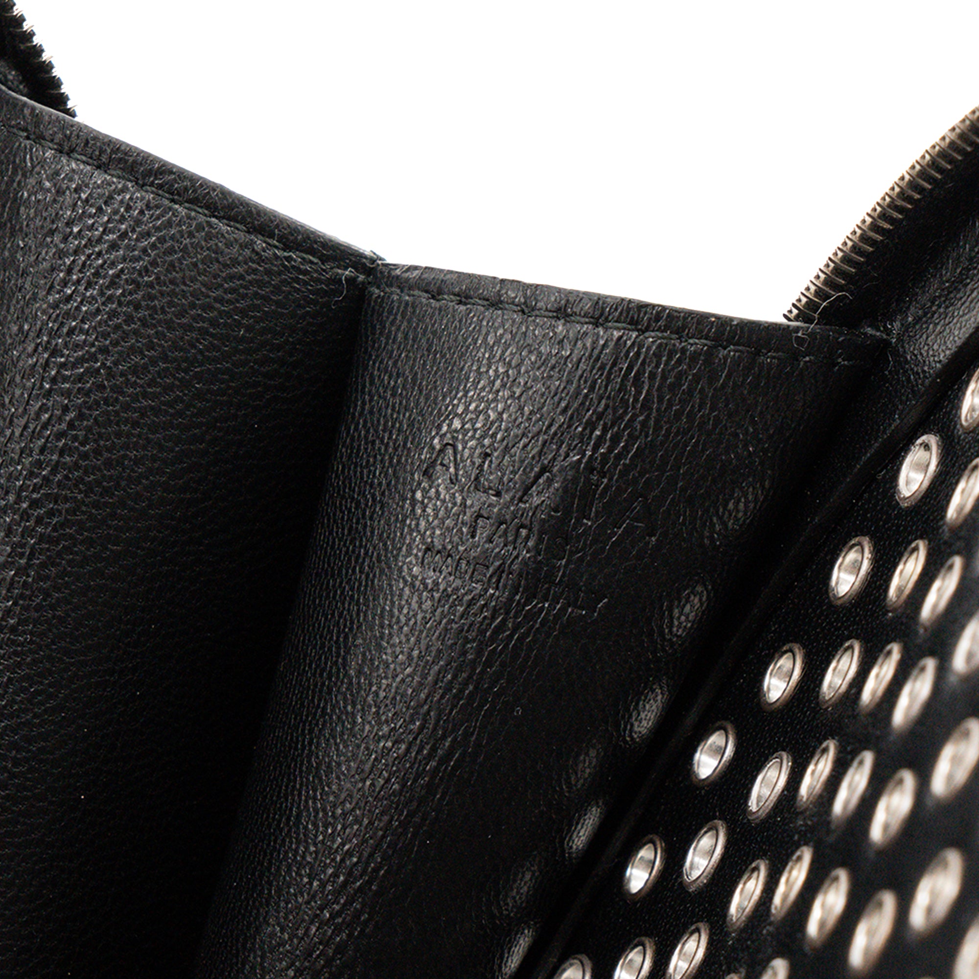 ALAÏA - Sac à bandoulière Le Coeur Alaïa en cuir lisse noir et oeillets argentés