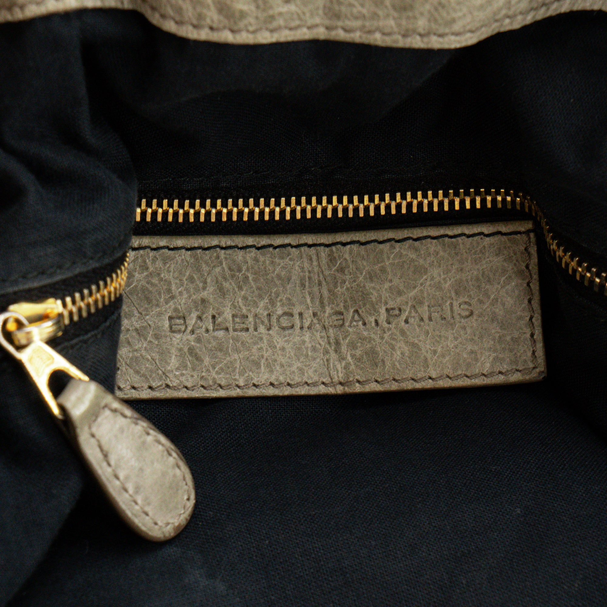 BALENCIAGA - Sac à bandoulière Giant Pompon Balenciaga en cuir froissé kaki