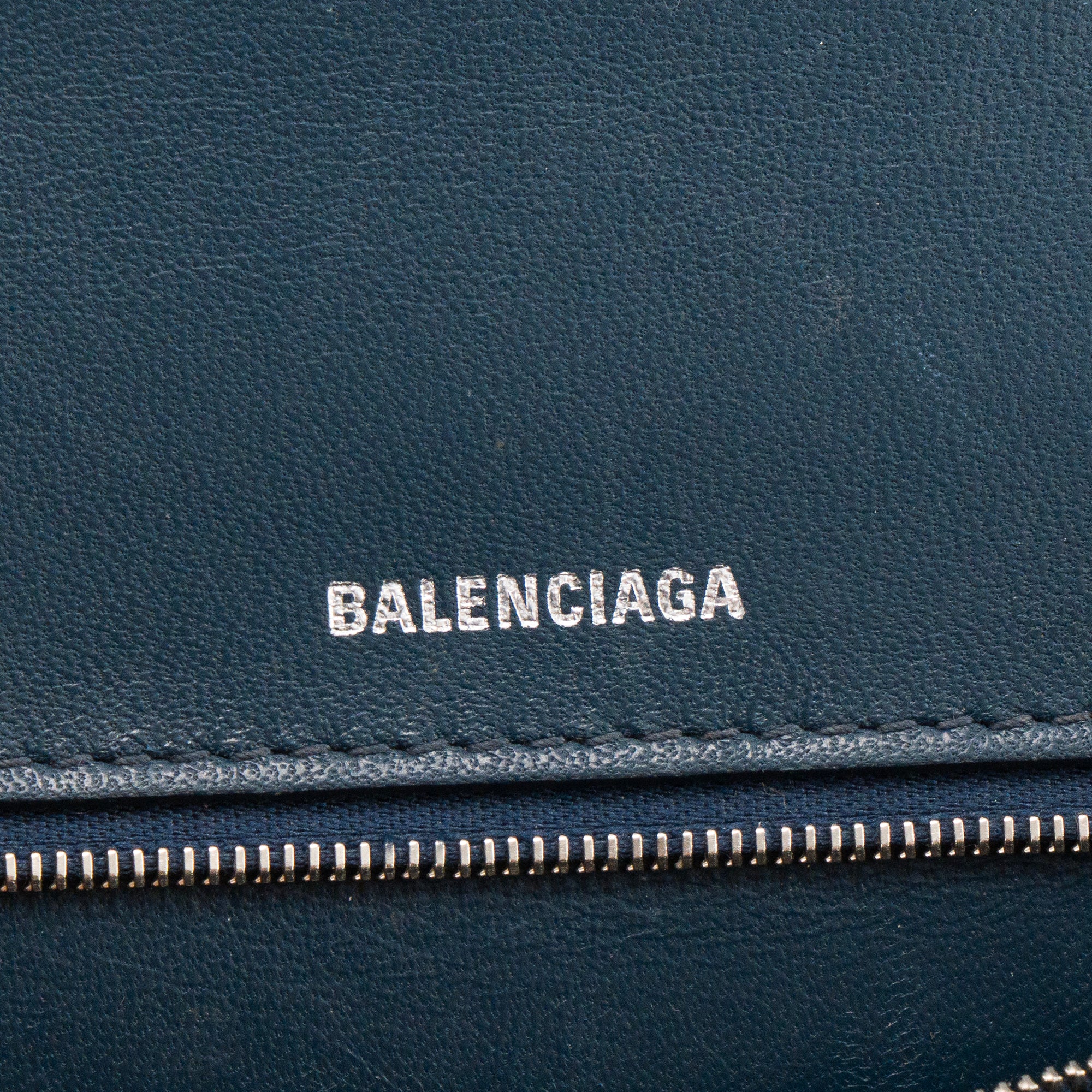 BALENCIAGA - Sac à bandoulière Hourglass Medium Balenciaga en cuir embossé crocodile bleu marine
