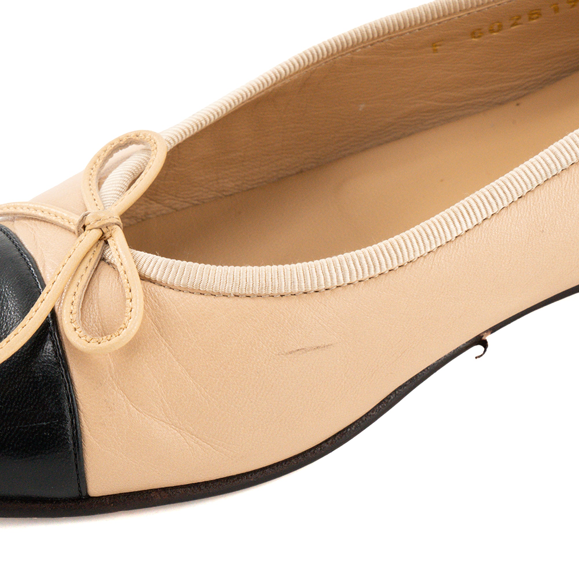 Ballerines Cambon Chanel en cuir lisse beige et noir (T37)