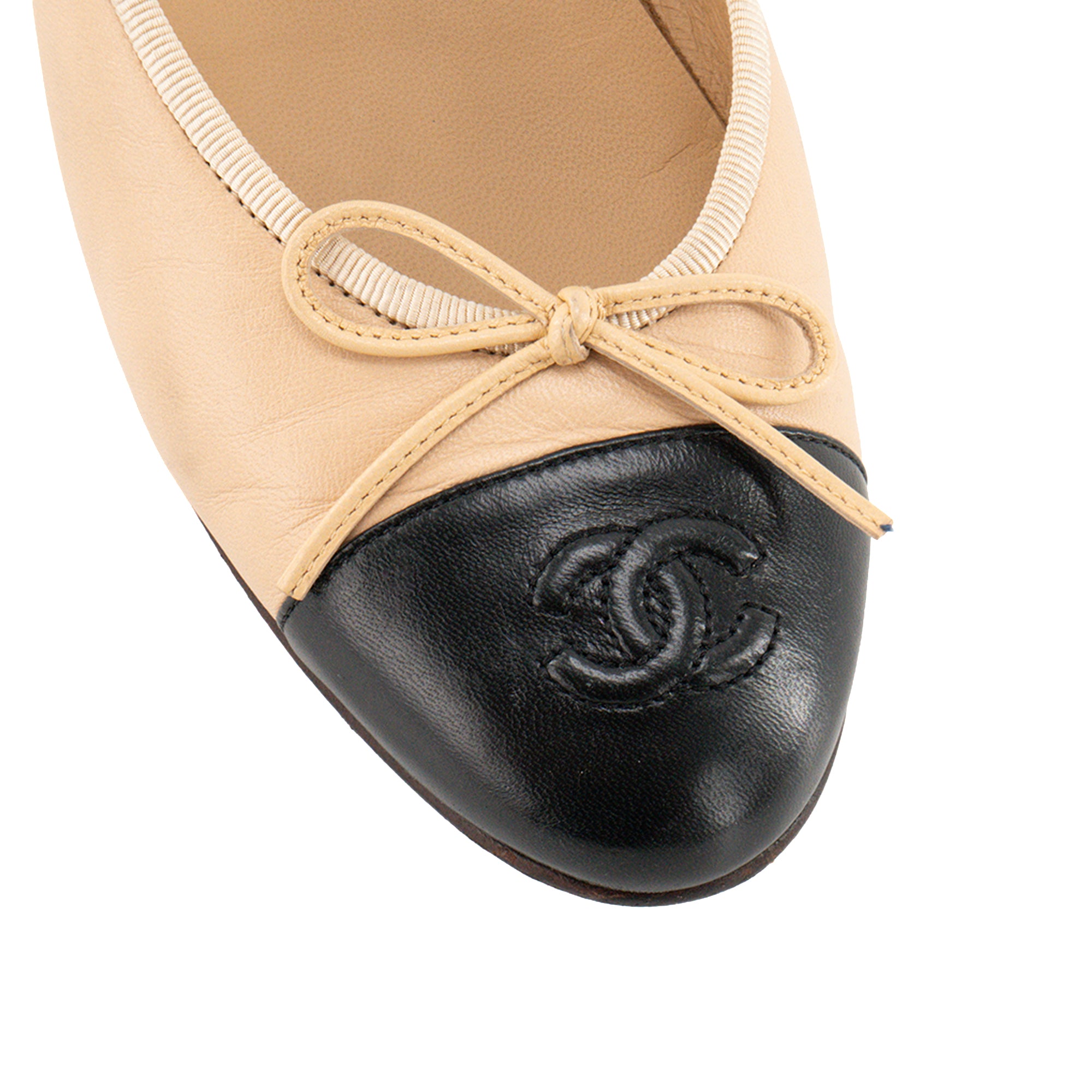 Ballerines Cambon Chanel en cuir lisse beige et noir (T37)