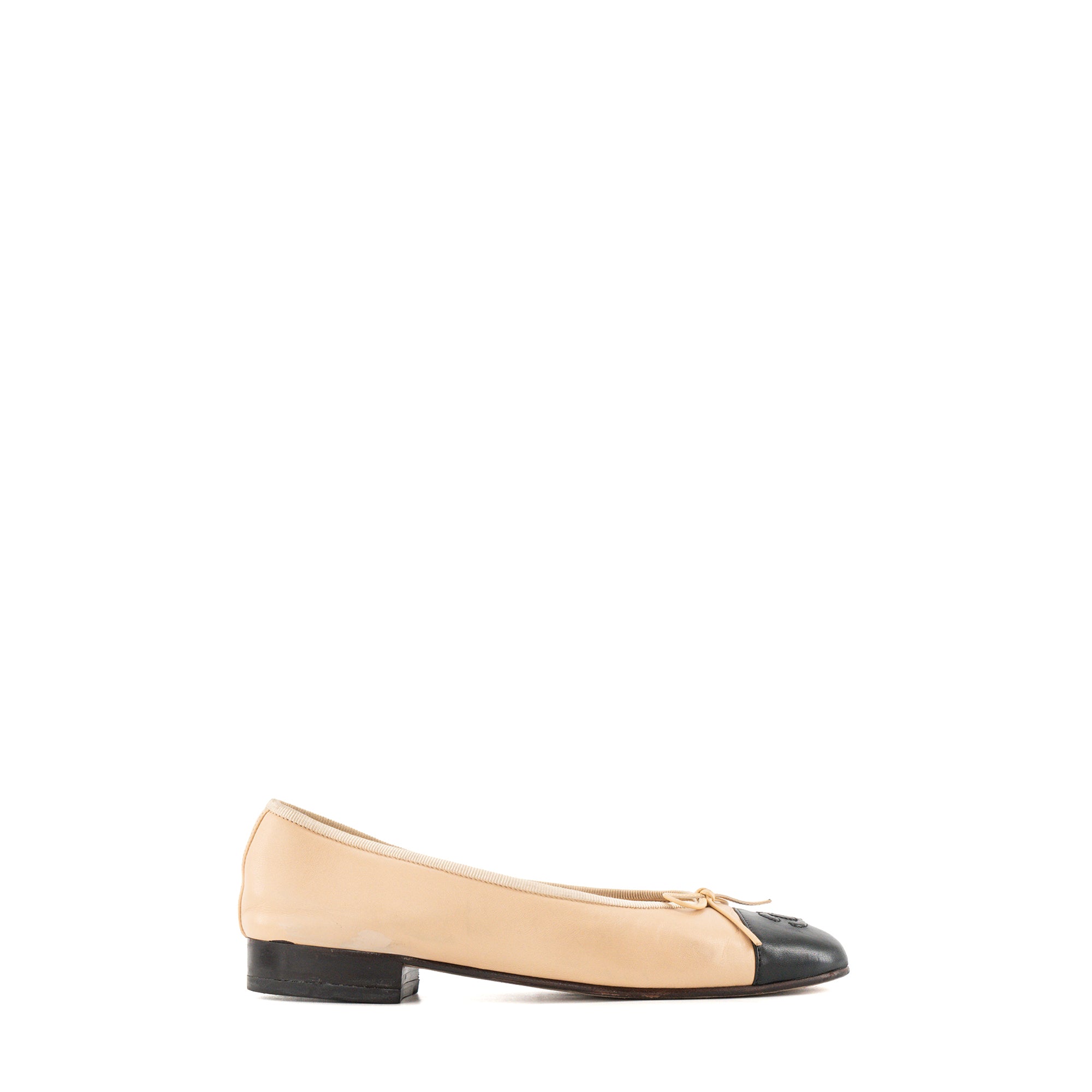 Ballerines Cambon Chanel en cuir lisse beige et noir (T37)