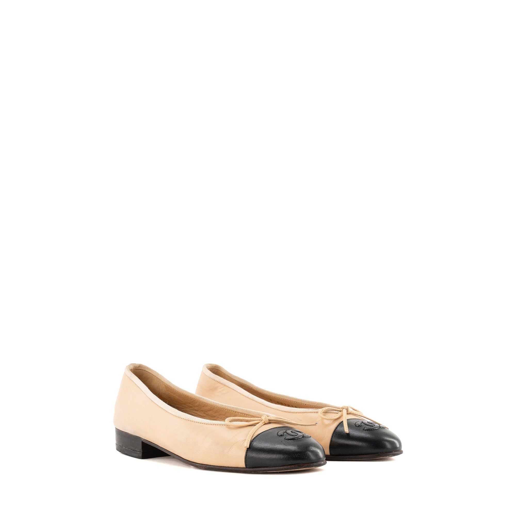 Ballerines Cambon Chanel en cuir lisse beige et noir (T37)