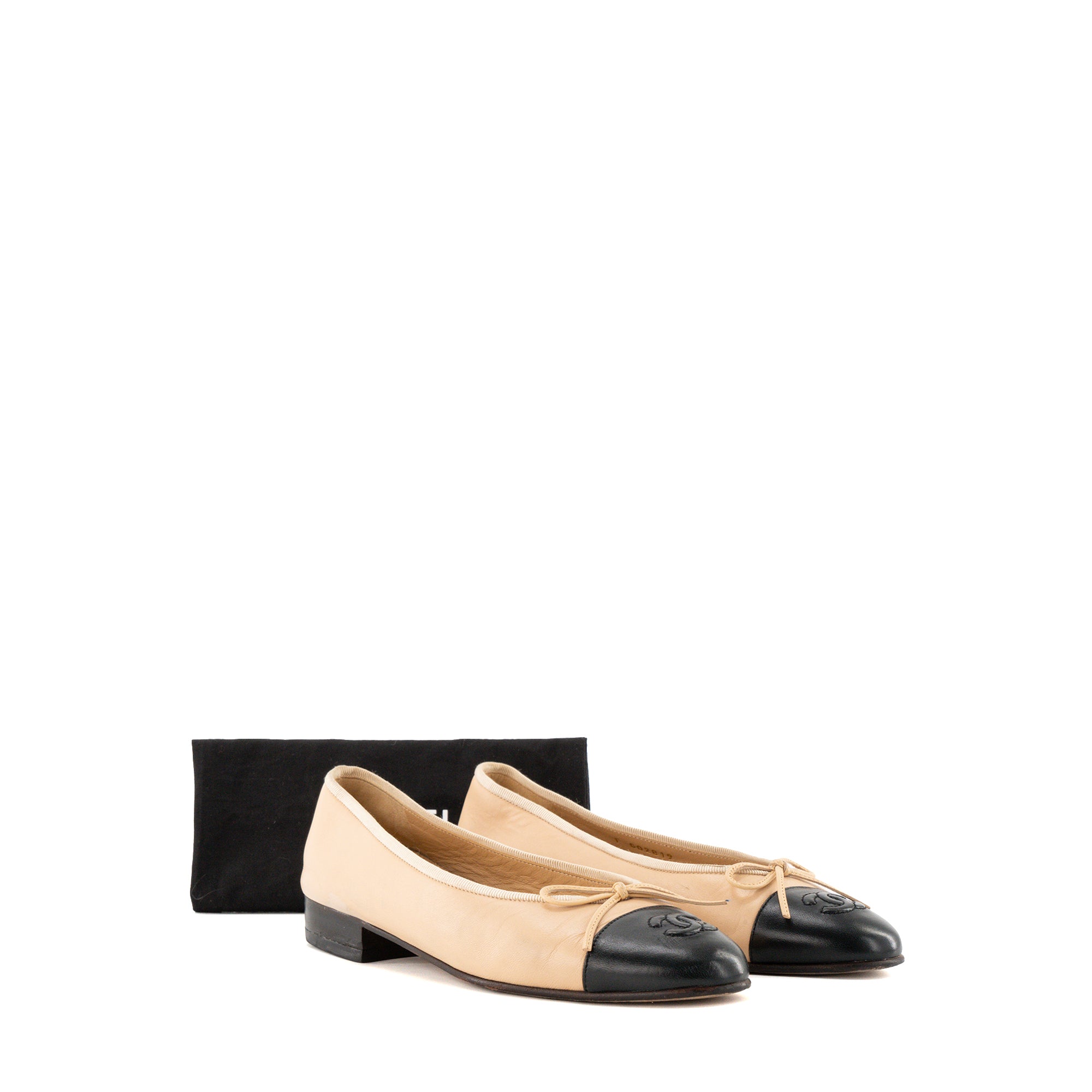 Ballerines Cambon Chanel en cuir lisse beige et noir (T37)