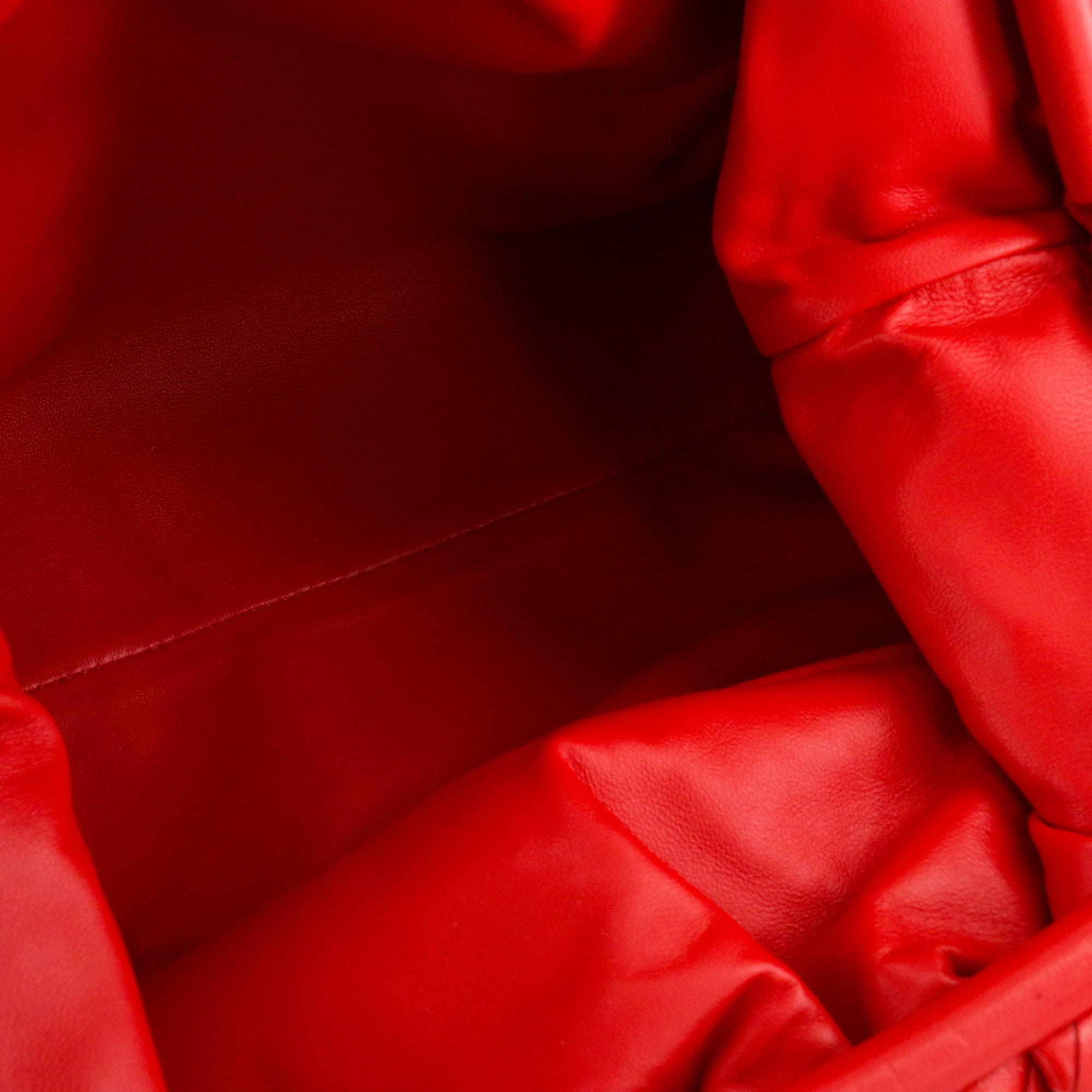 BOTTEGA VENETA - Pochette Pouch Bottega Veneta en cuir intrecciato rouge