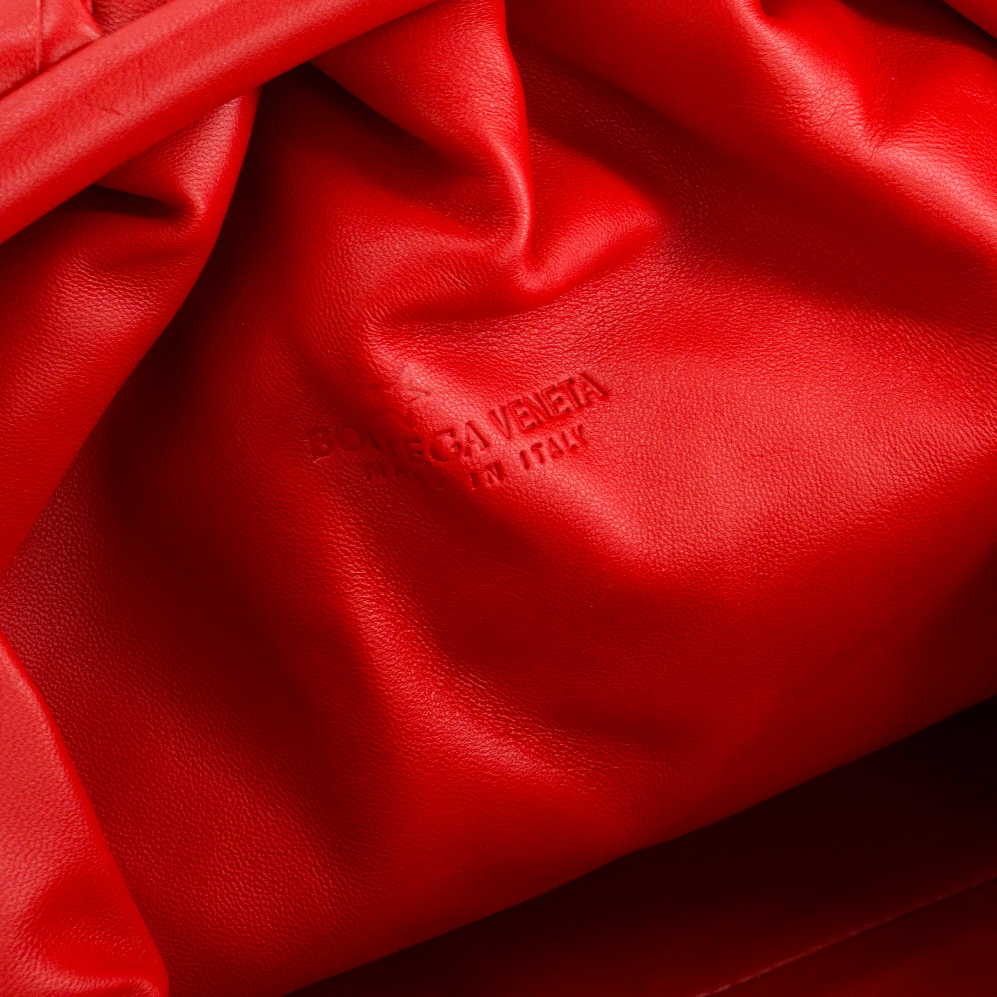 BOTTEGA VENETA - Pochette Pouch Bottega Veneta en cuir intrecciato rouge