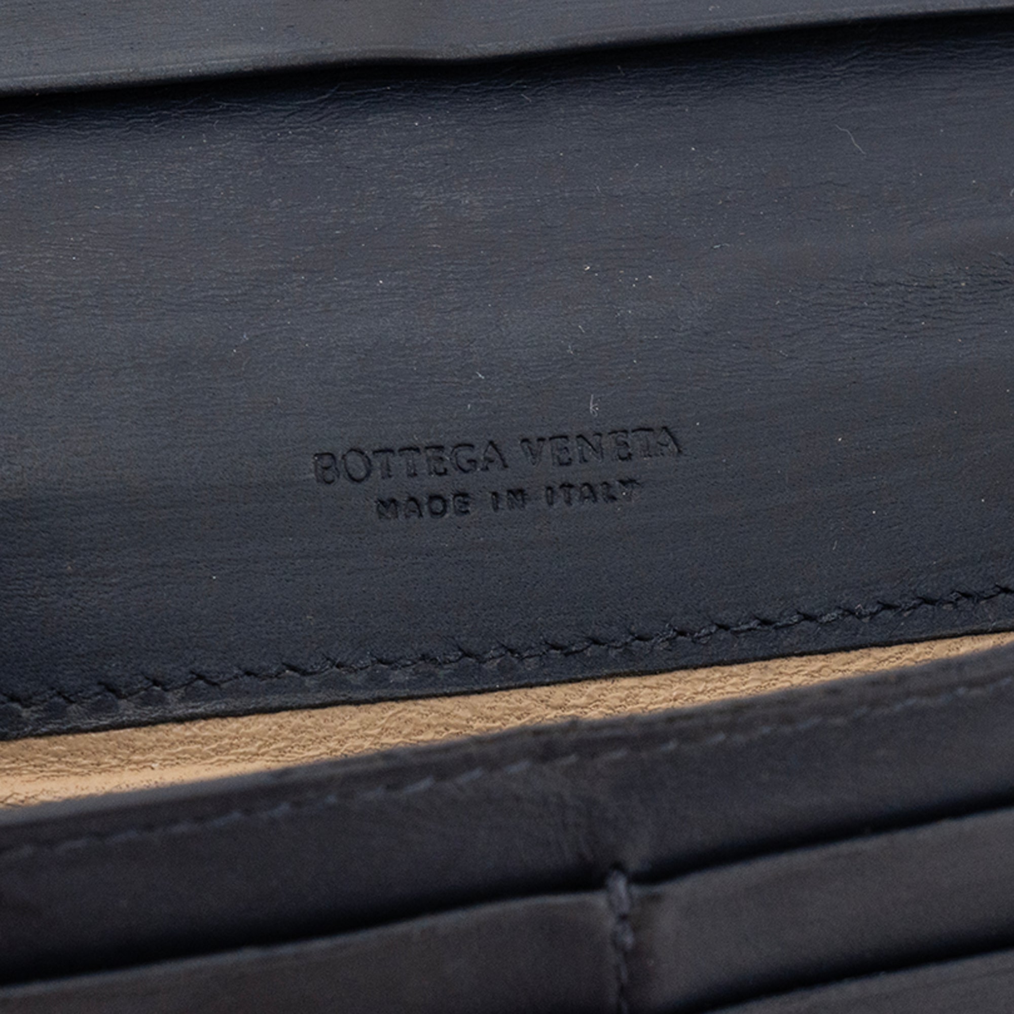 BOTTEGA VENETA - Portefeuille Intrecciato Bottega Veneta en cuir lisse bleu marine