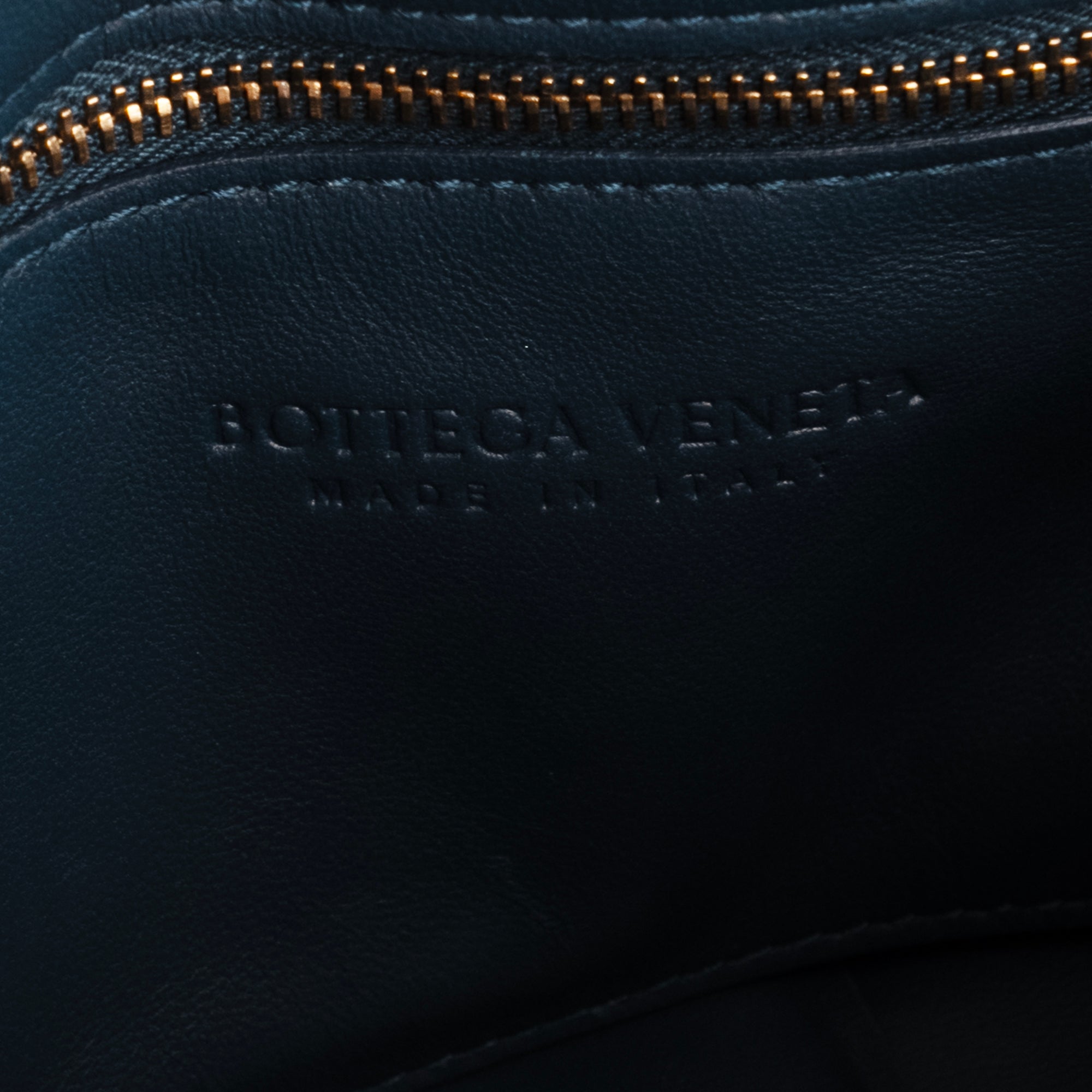 BOTTEGA VENETA - Sac à bandoulière Padded Cassette Bottega Veneta en cuir bleu marine