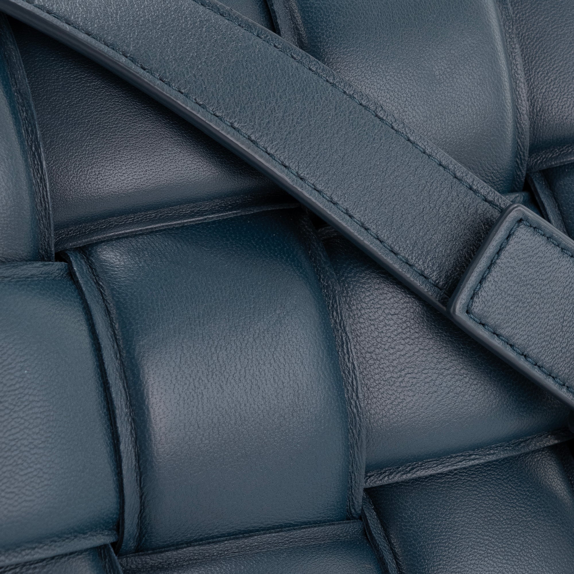BOTTEGA VENETA - Sac à bandoulière Padded Cassette Bottega Veneta en cuir bleu marine