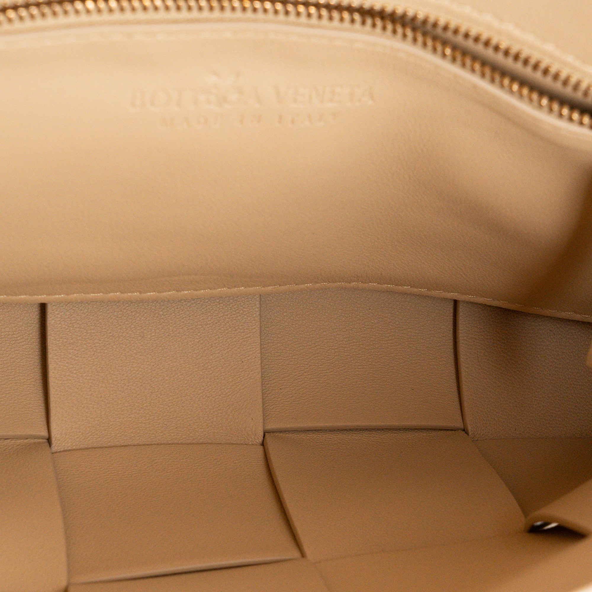 BOTTEGA VENETA - Sac à bandoulière Cassette Bottega Veneta en cuir verni intrecciato beige