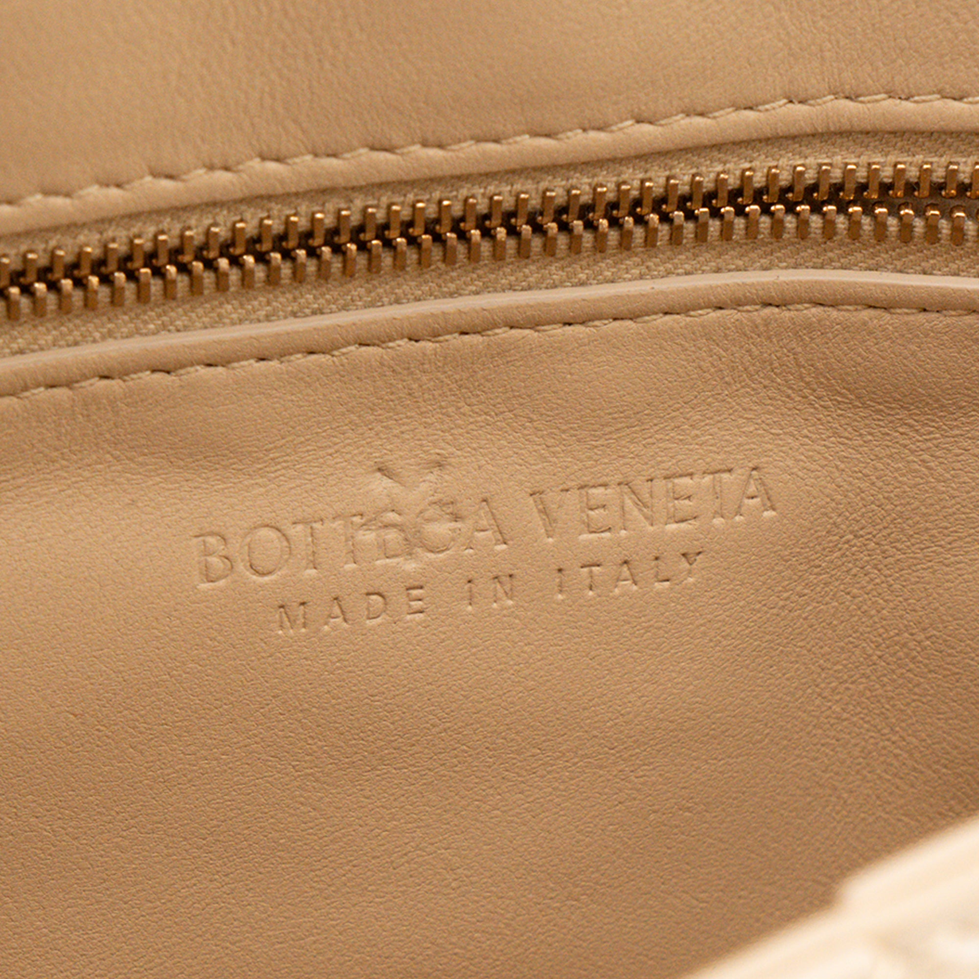 BOTTEGA VENETA - Sac à bandoulière Cassette Bottega Veneta en cuir verni intrecciato beige