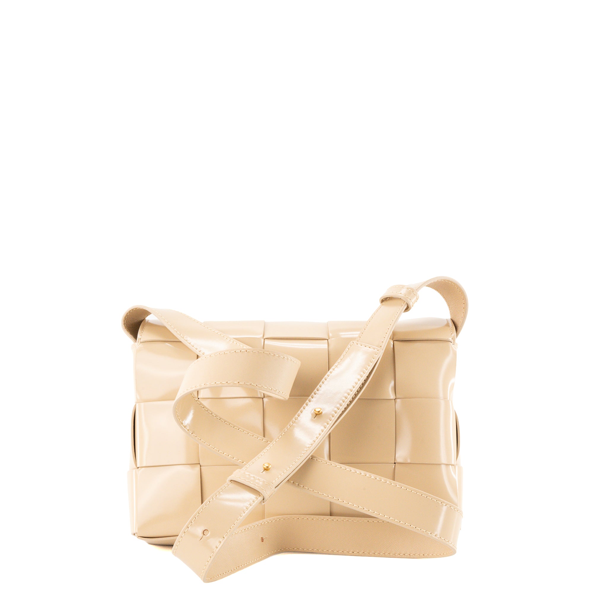 BOTTEGA VENETA - Sac à bandoulière Cassette Bottega Veneta en cuir verni intrecciato beige