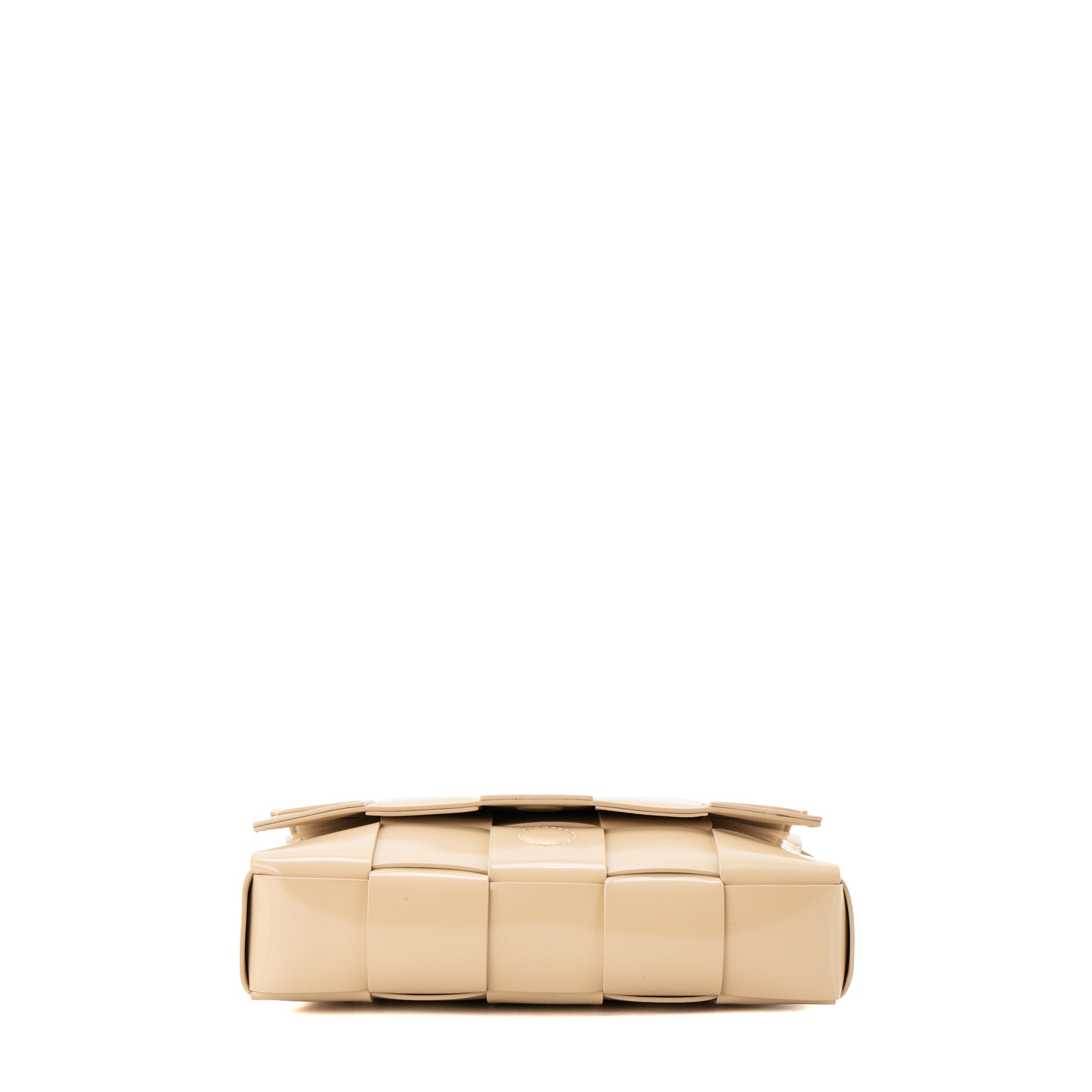 BOTTEGA VENETA - Sac à bandoulière Cassette Bottega Veneta en cuir verni intrecciato beige