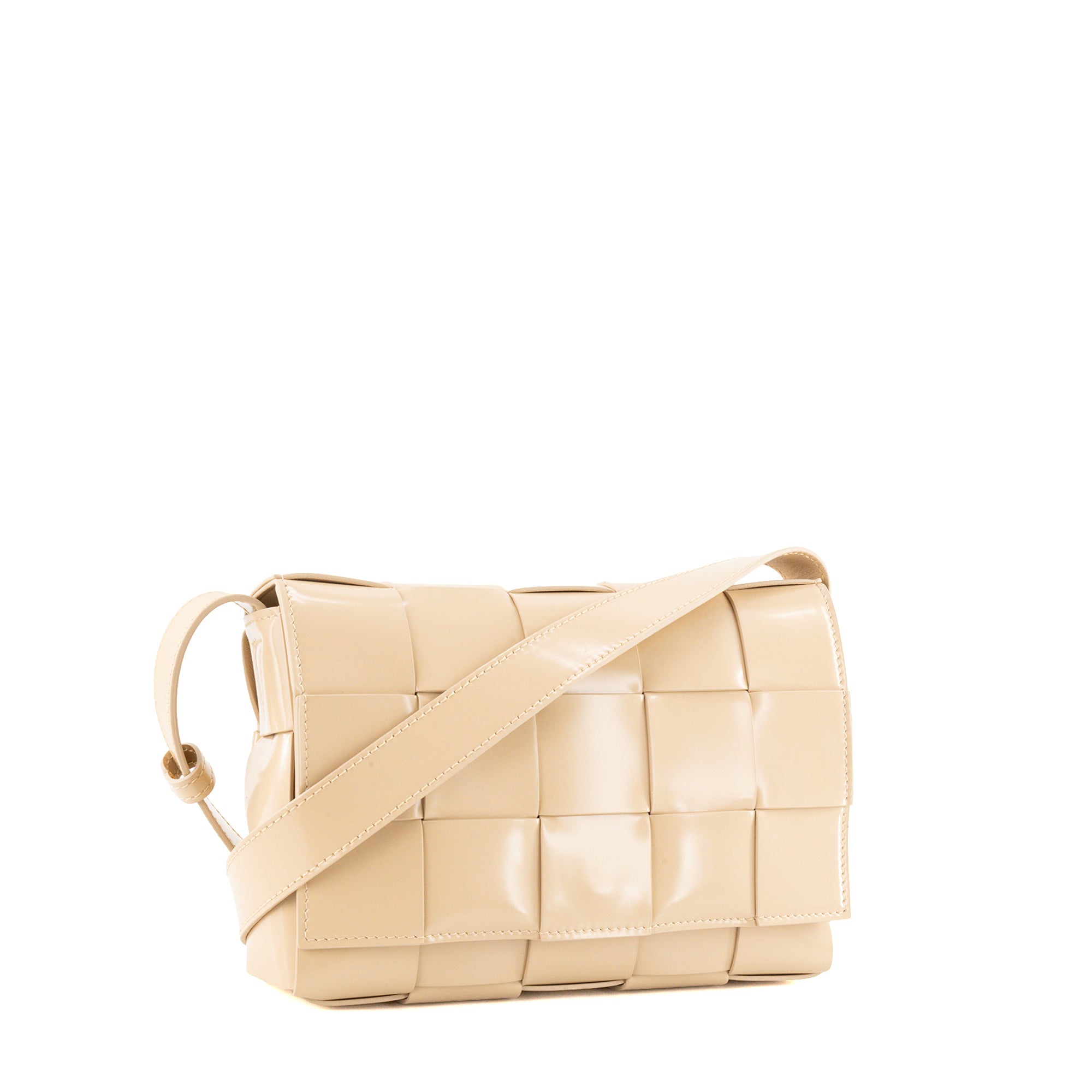 BOTTEGA VENETA - Sac à bandoulière Cassette Bottega Veneta en cuir verni intrecciato beige