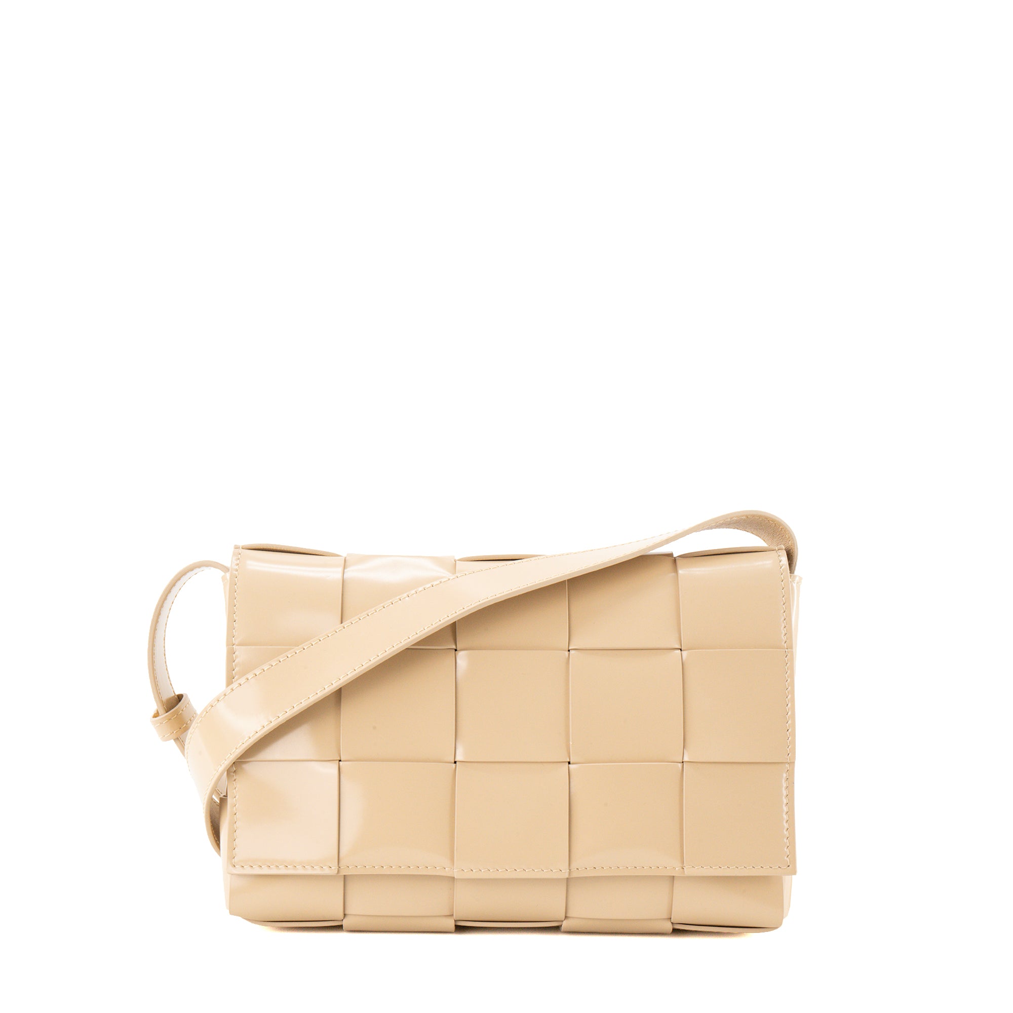 BOTTEGA VENETA - Sac à bandoulière Cassette Bottega Veneta en cuir verni intrecciato beige
