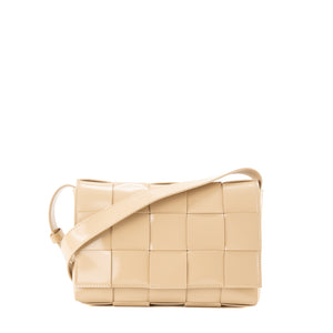 BOTTEGA VENETA - Sac à bandoulière Cassette Bottega Veneta en cuir verni intrecciato beige