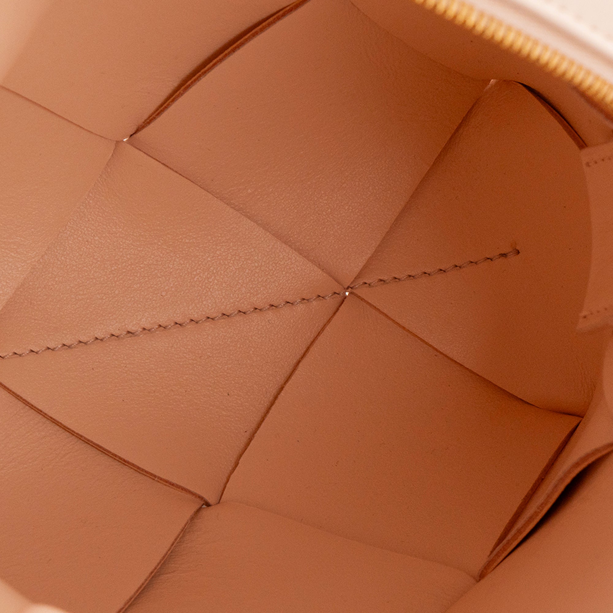 BOTTEGA VENETA - Sac à bandoulière Cassette Mini Bottega Veneta en cuir intrecciato rose