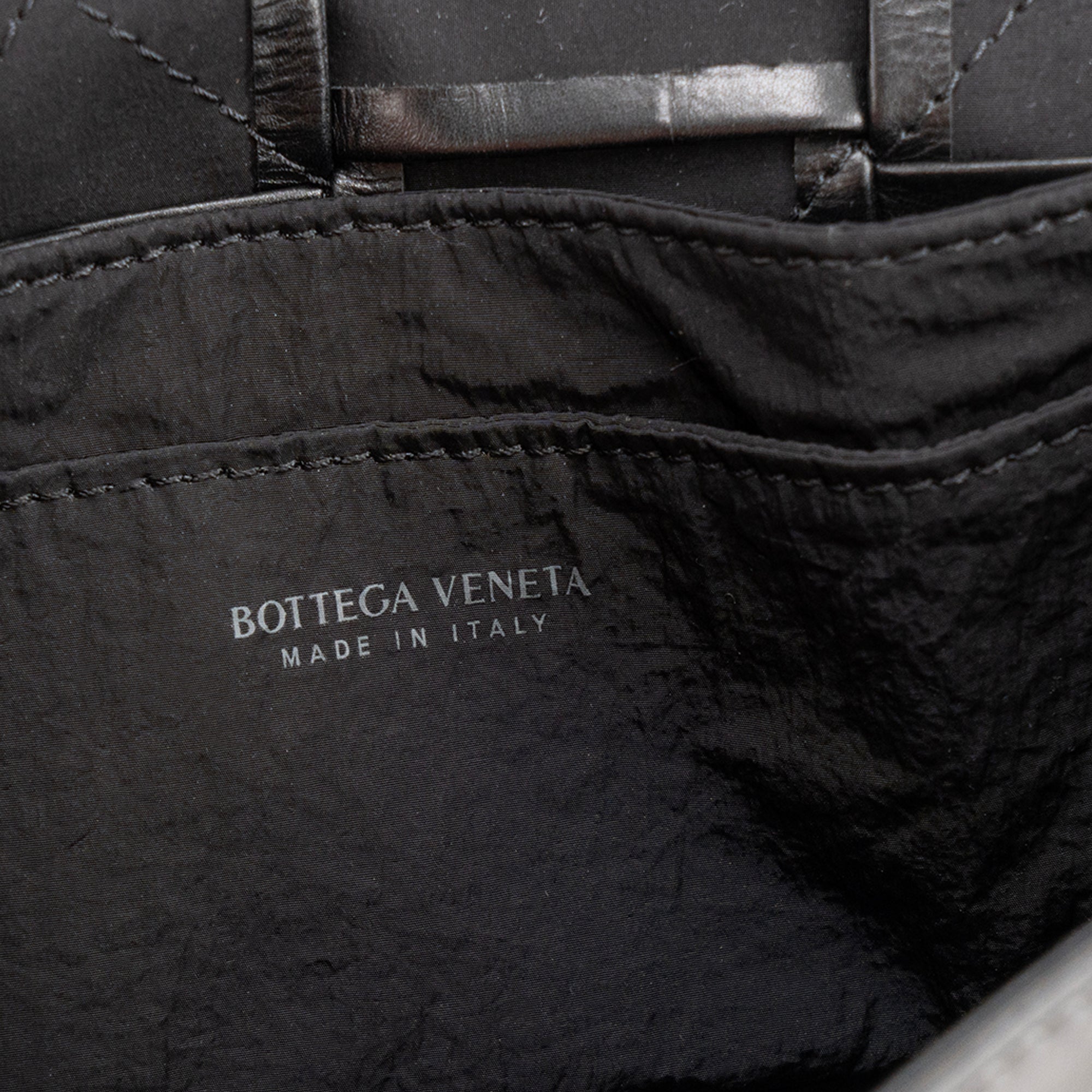 BOTTEGA VENETA - Sac ceinture Cassette Bottega Veneta en cuir froissé noir
