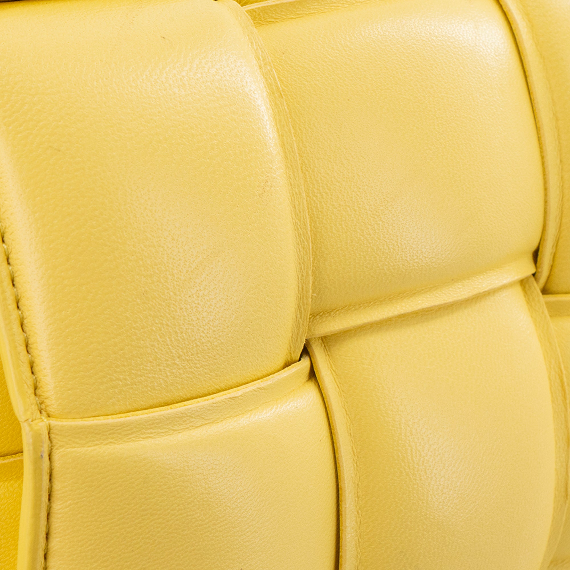 BOTTEGA VENETA - Sac à bandoulière Padded Cassette Bottega Veneta en cuir jaune
