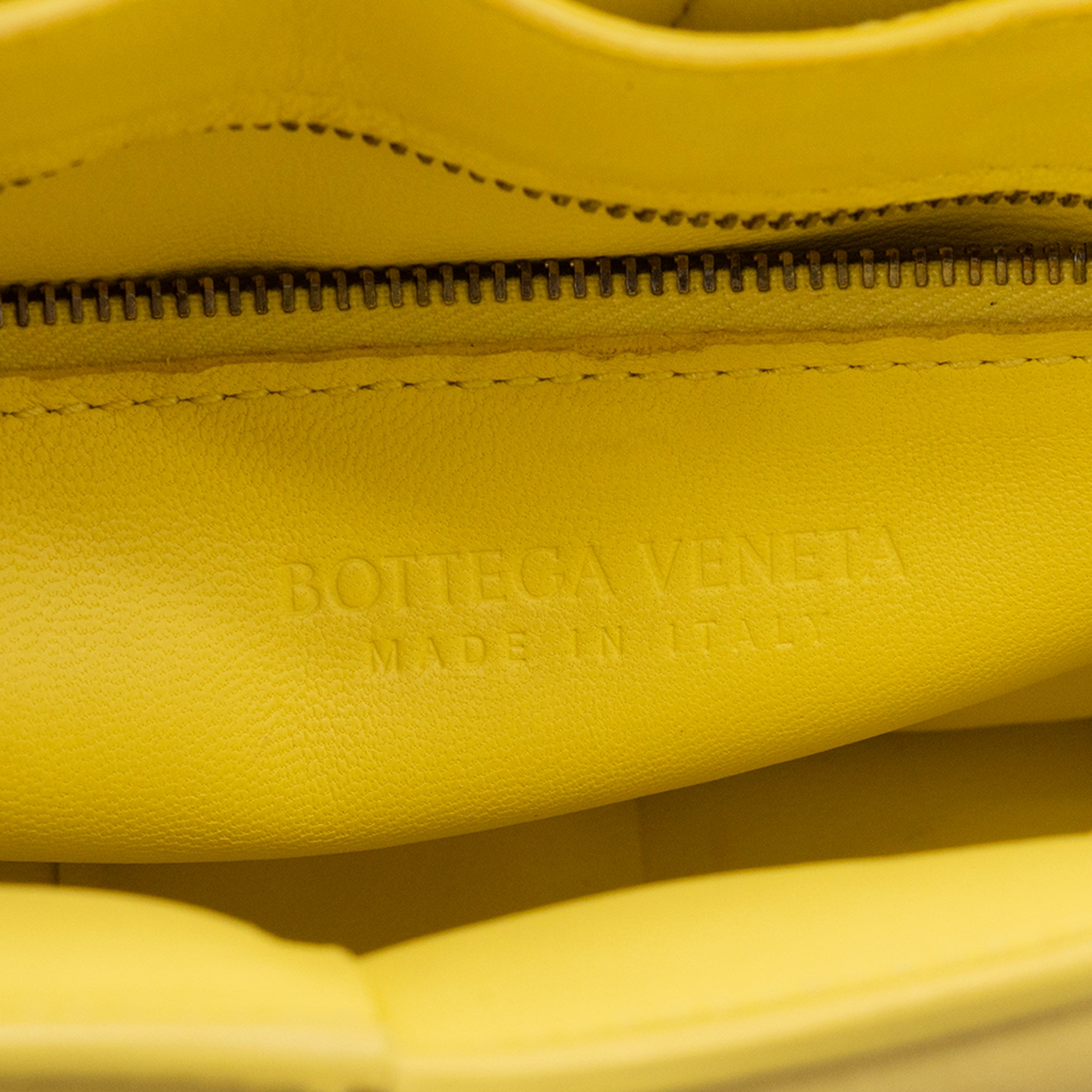 BOTTEGA VENETA - Sac à bandoulière Padded Cassette Bottega Veneta en cuir jaune