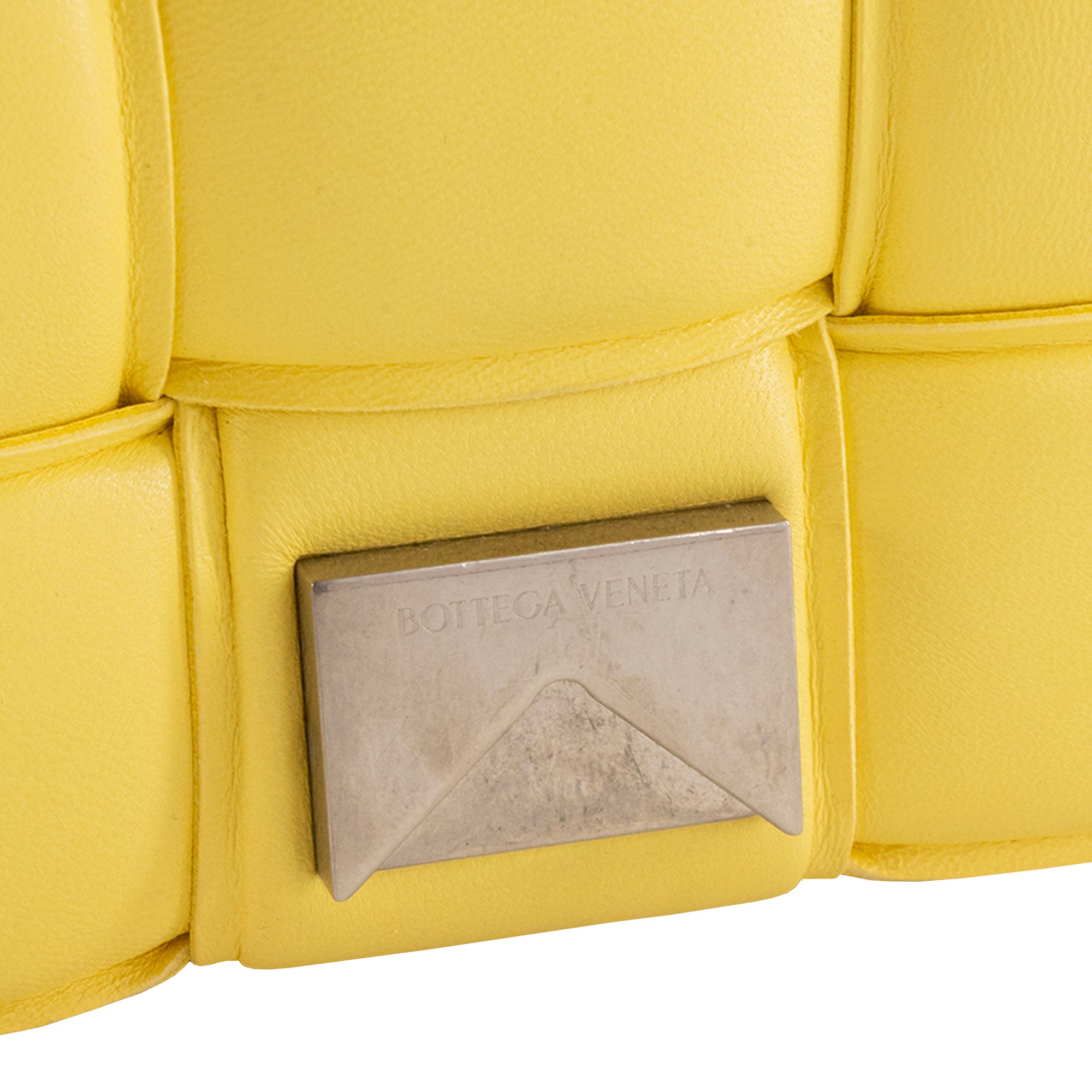 BOTTEGA VENETA - Sac à bandoulière Padded Cassette Bottega Veneta en cuir jaune