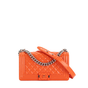 CHANEL - Sac à bandoulière Boy Chanel en cuir verni orange