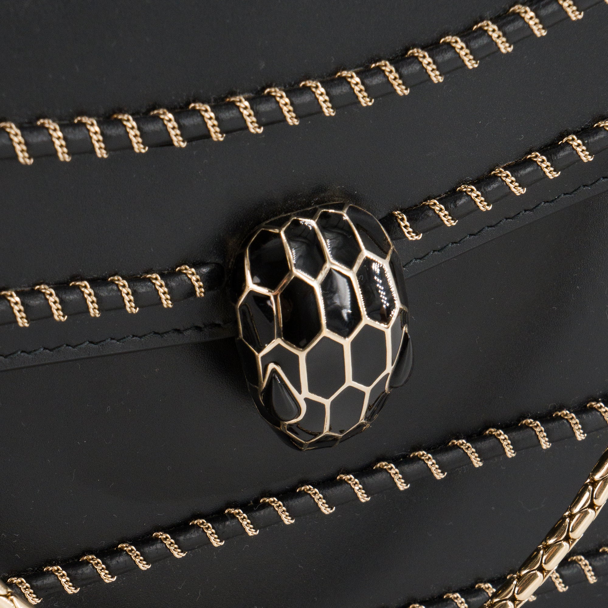 BULGARI - Sac à épaule Serpenti Bulgari en cuir lisse noir