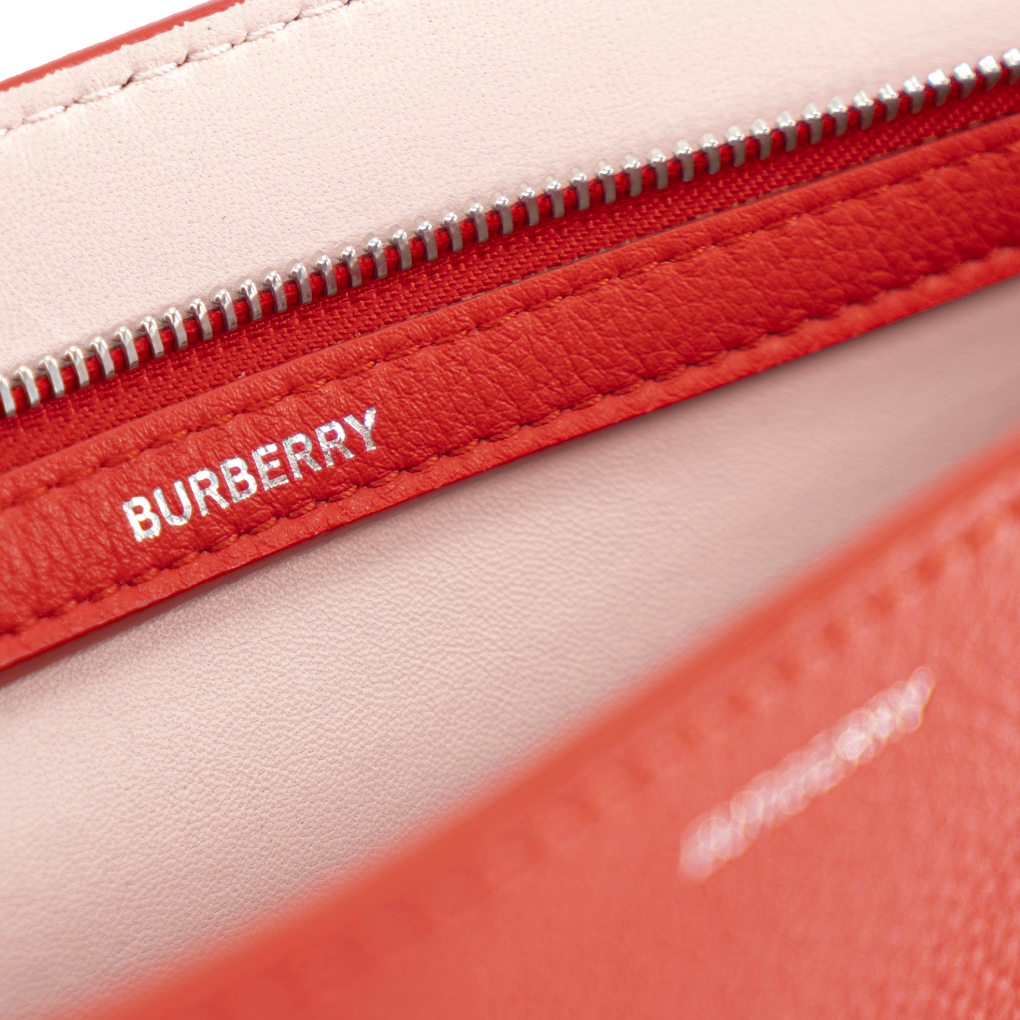 BURBERRY - Pochette Burberry en cuir grainé rouge