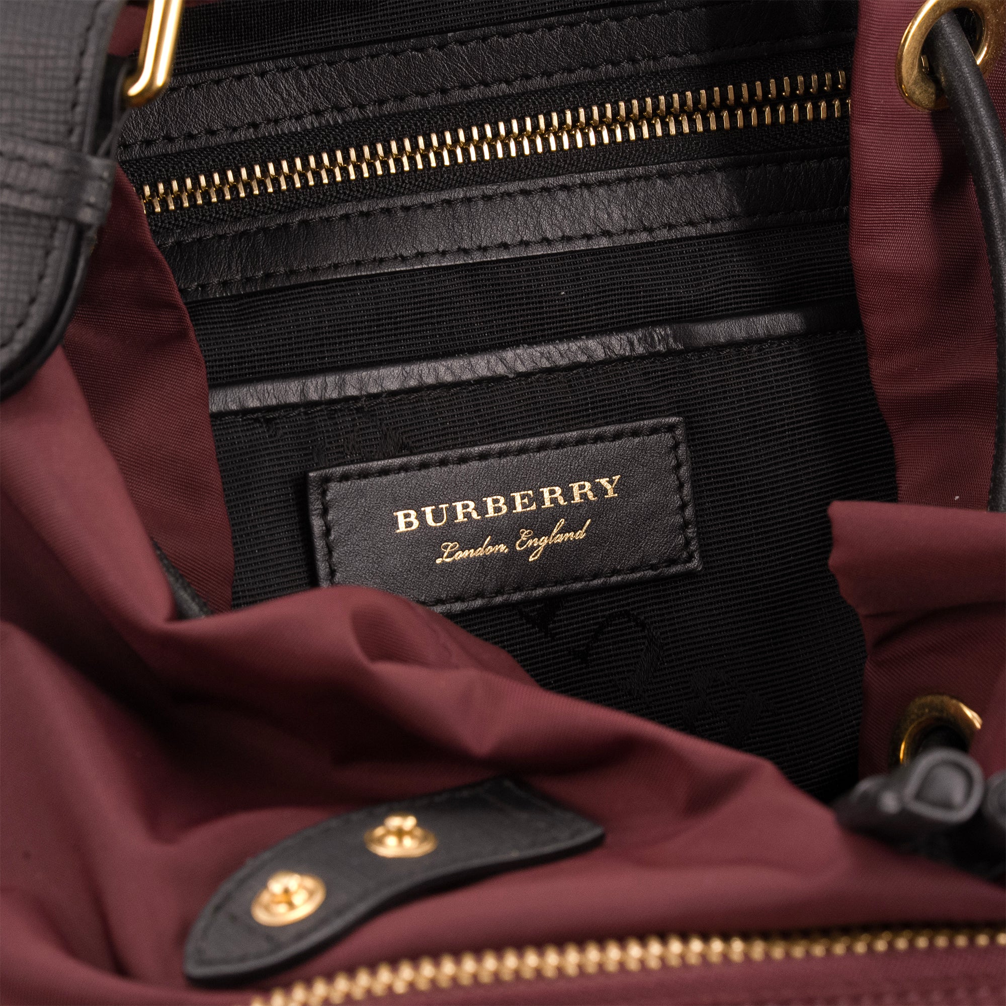 BURBERRY - Sac à dos Burberry en toile bordeaux et cuir noir