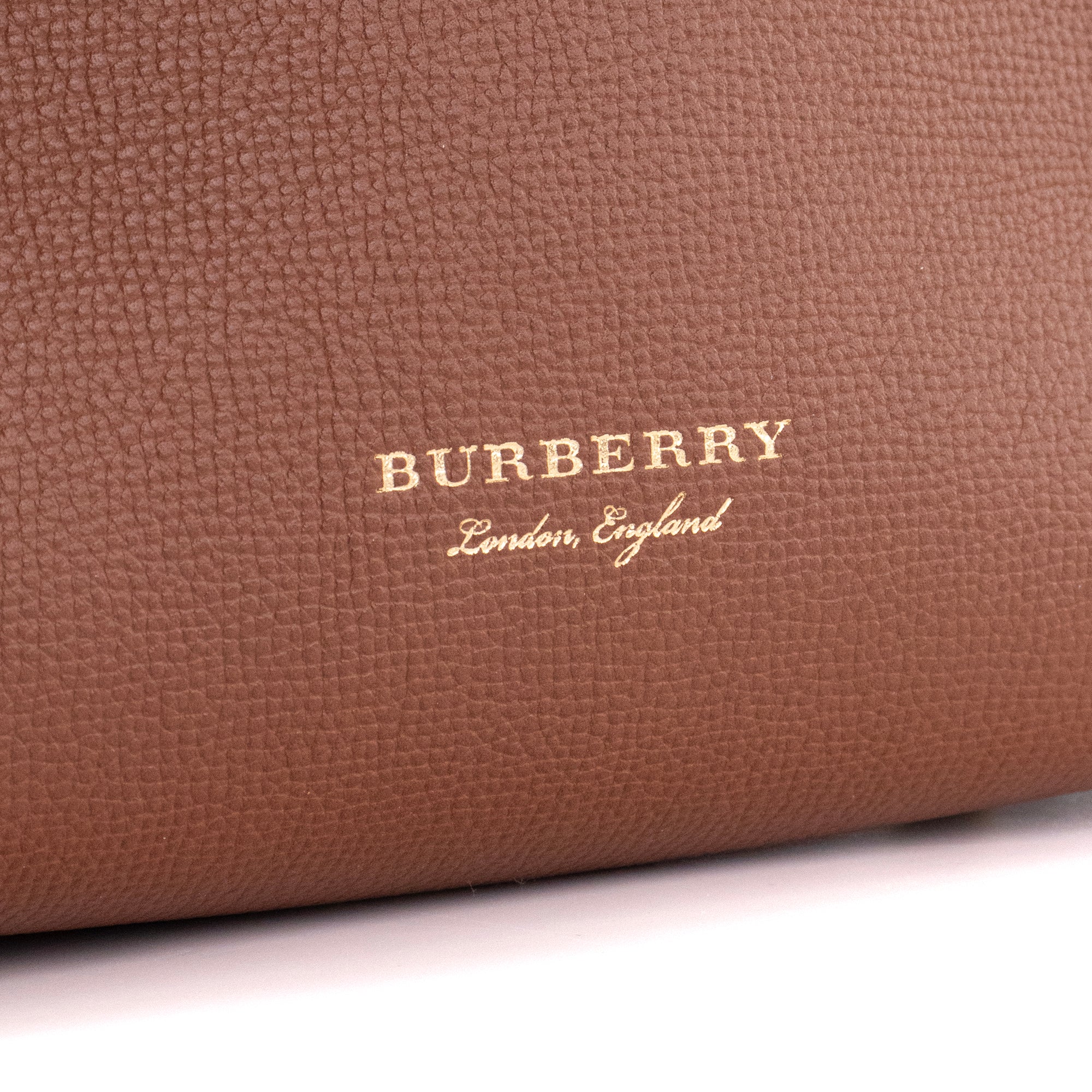 BURBERRY - Sac à main Banner small Burberry en cuir grainé marron et toile tartan
