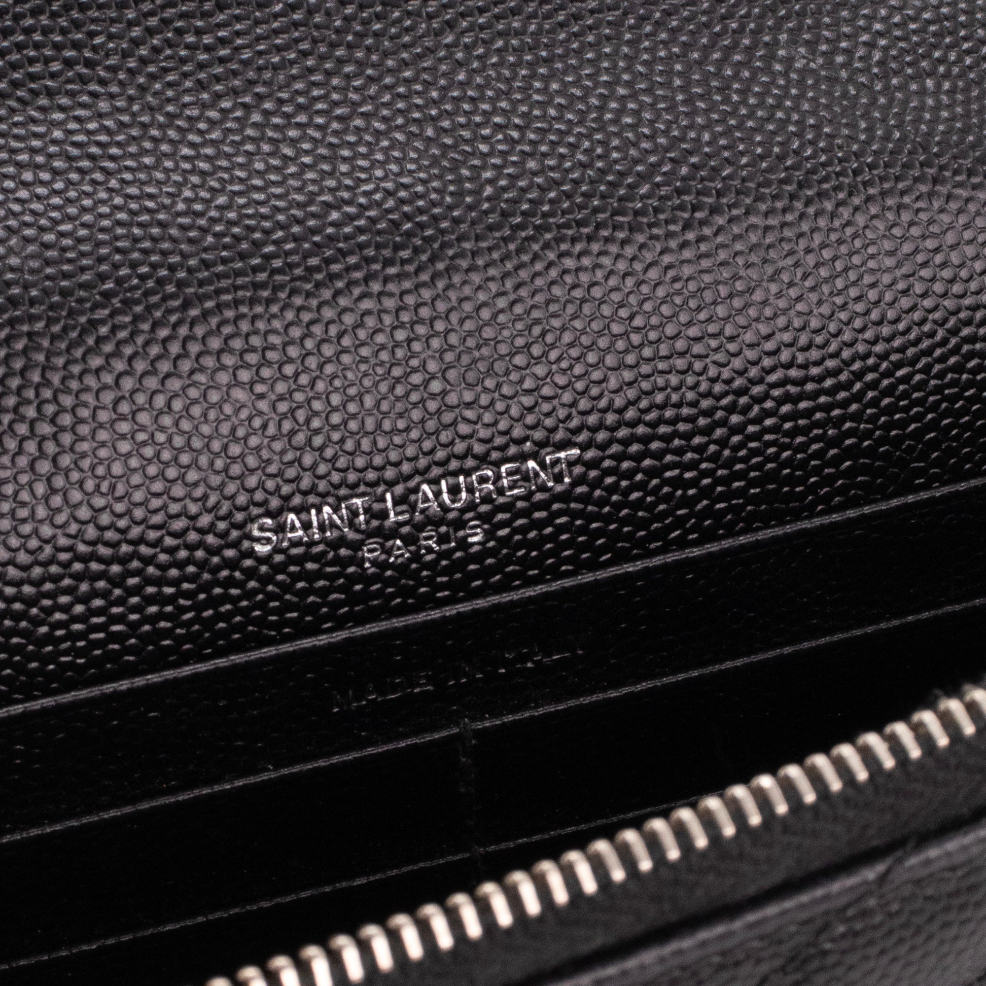 SAINT LAURENT - Sac à bandoulière Wallet On Chain Cassandre Saint Laurent en cuir grainé noir