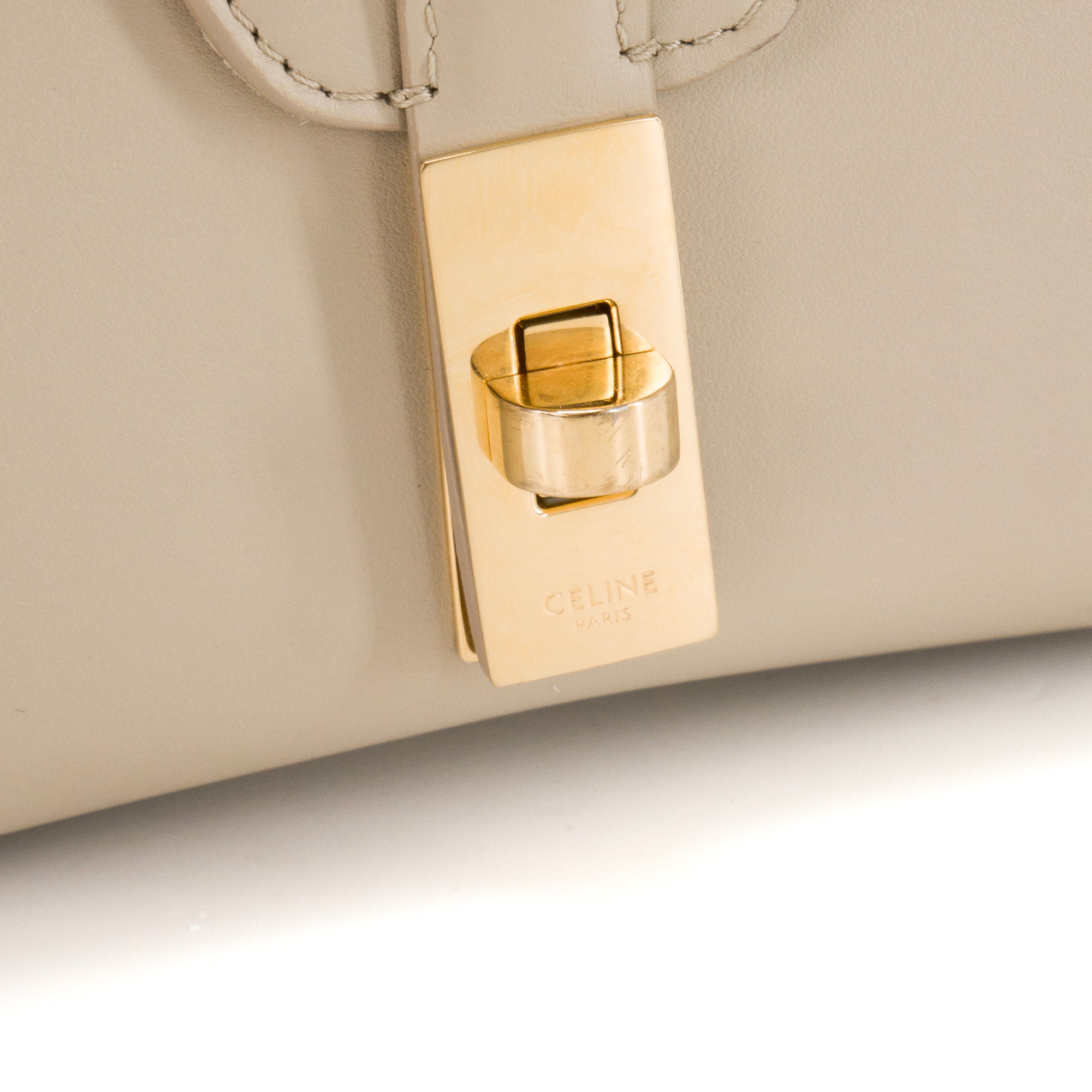 CELINE - Sac à bandoulière 16 Celine en cuir beige