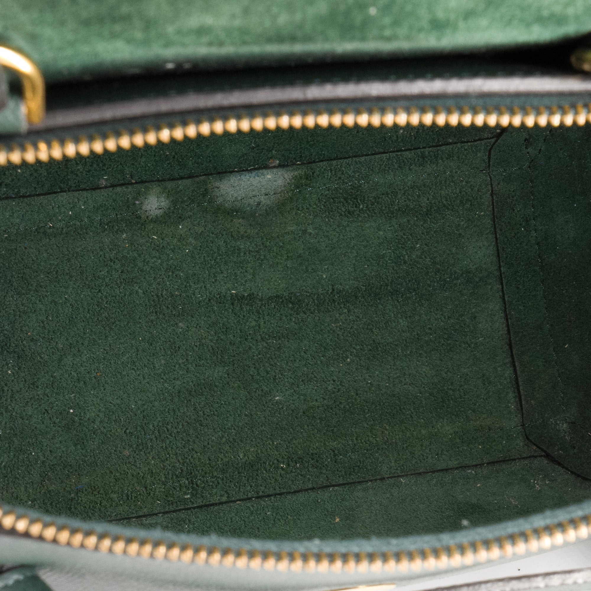 CELINE - Sac à bandoulière Nano Belt Celine en cuir grainé vert foncé