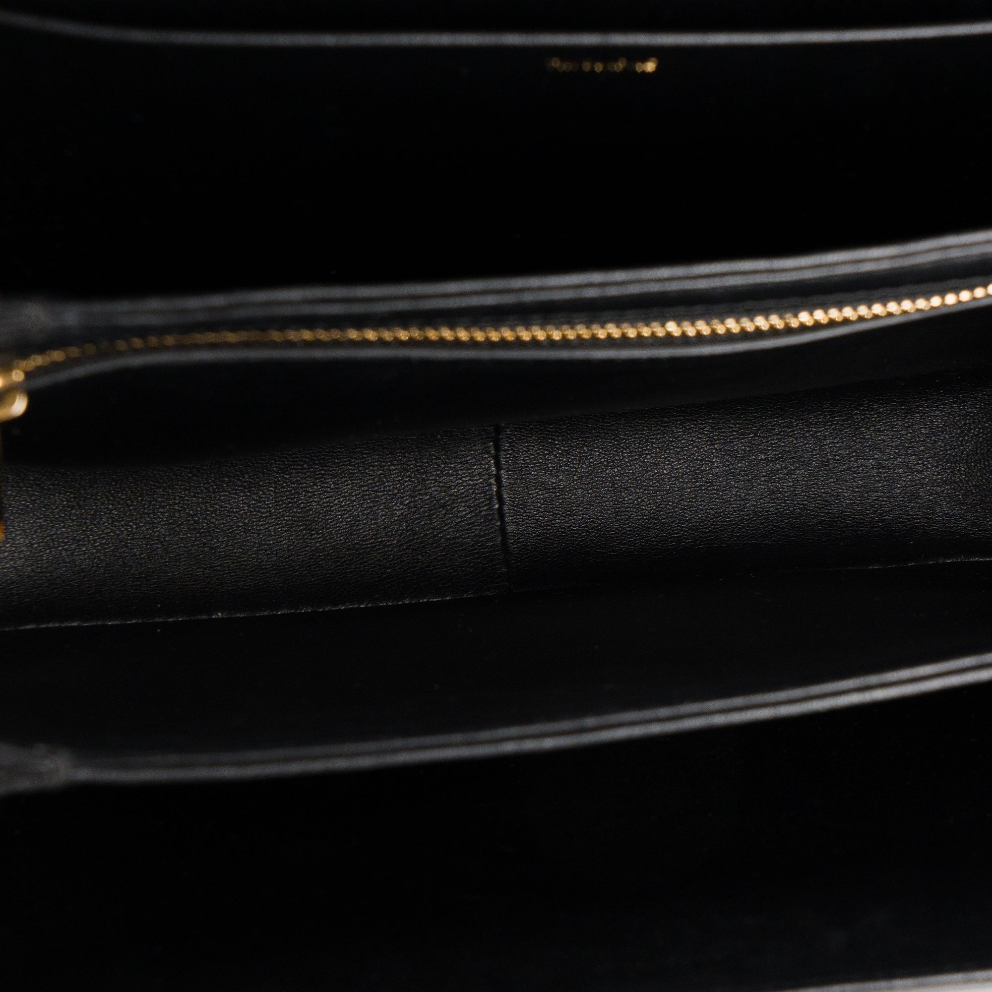 CELINE - Sac à bandoulière Triomphe Celine en cuir box noir