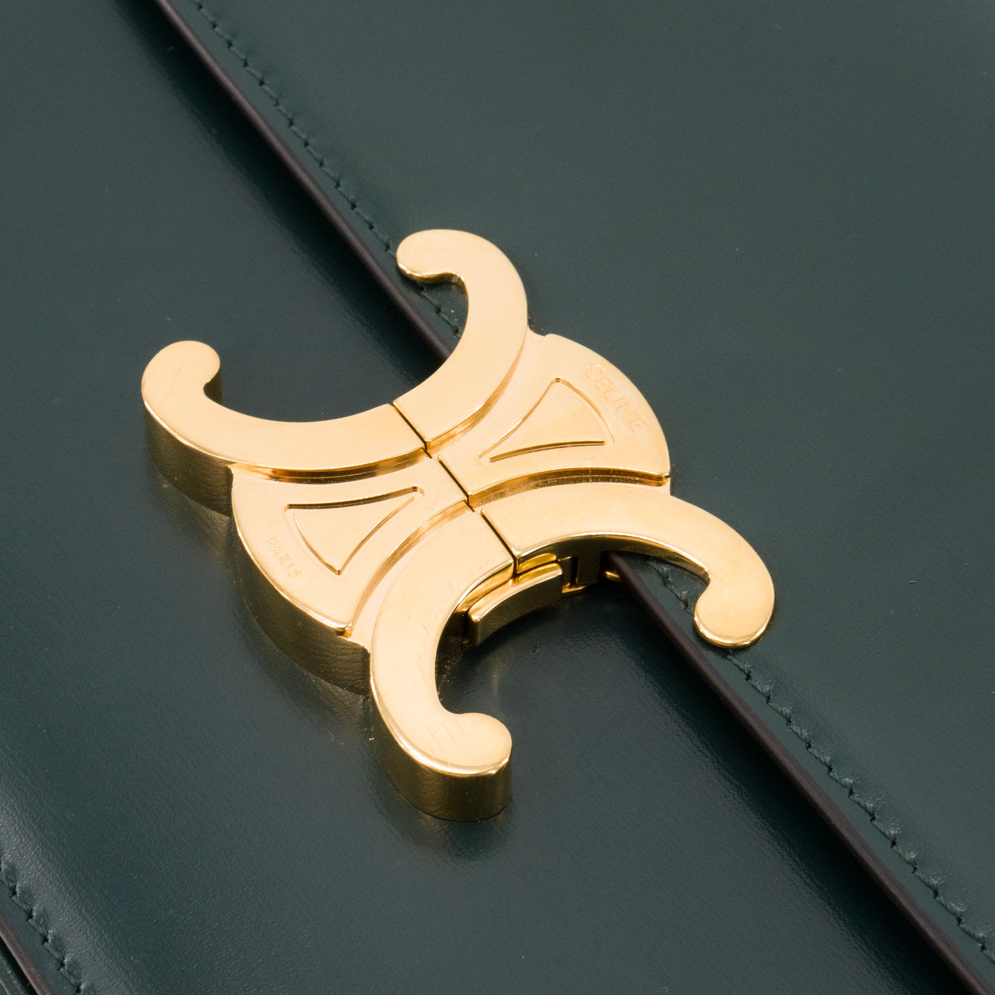 CELINE - Sac à bandoulière Triomphe medium Celine en cuir box vert