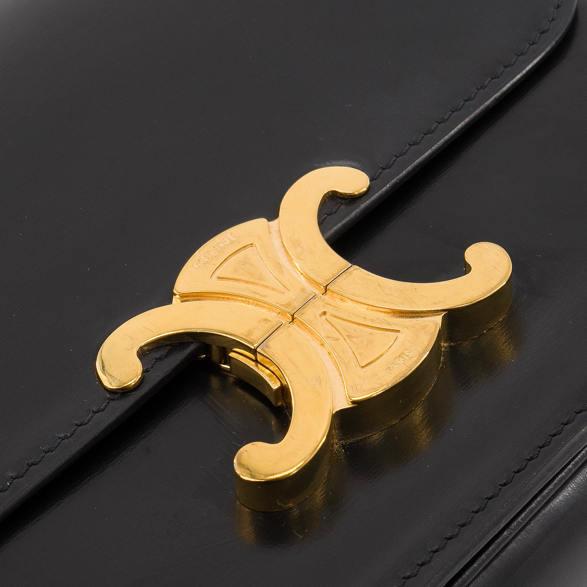 CELINE - Sac à bandoulière Triomphe teen Celine en cuir box noir