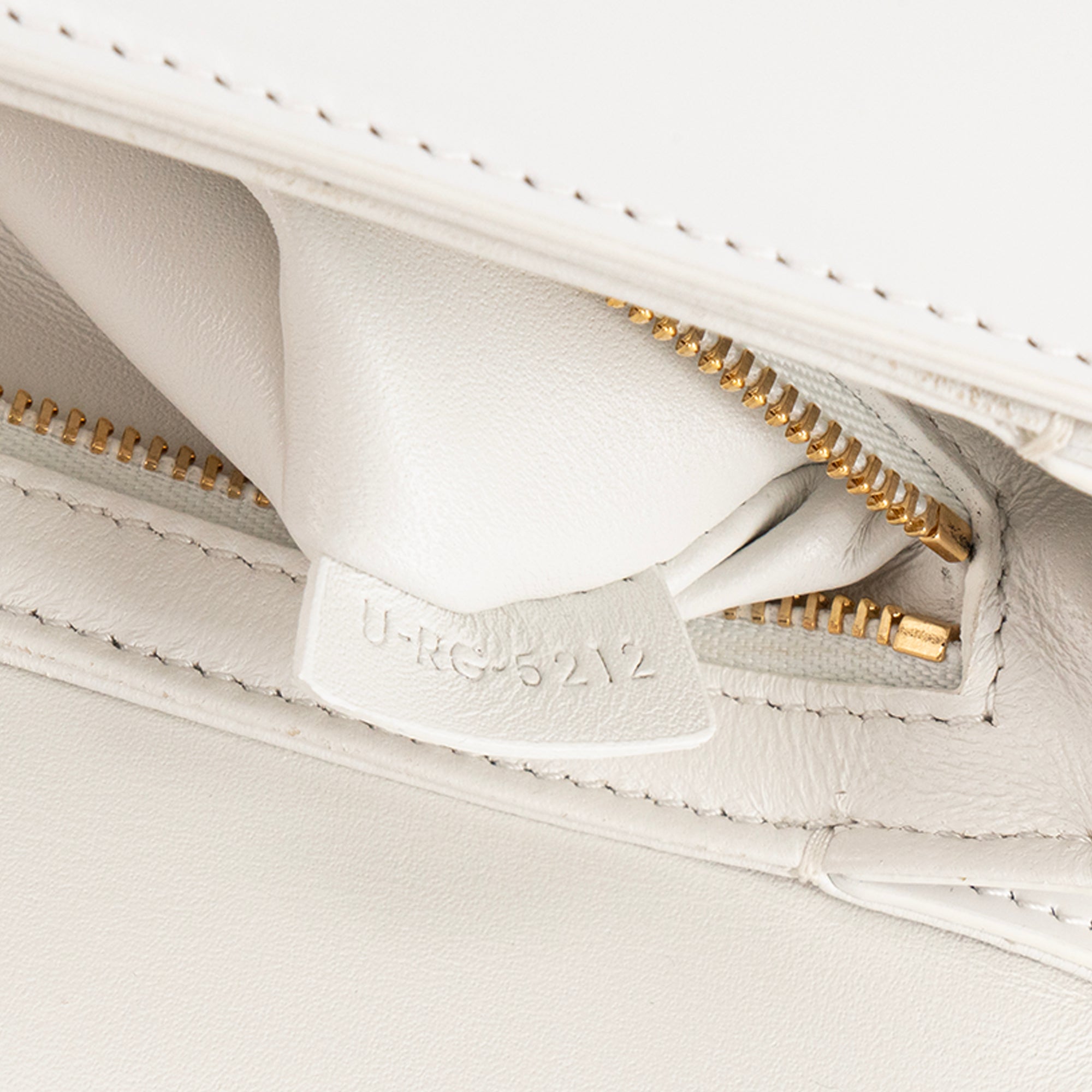 CELINE - Sac à bandoulière Triomphe teen en cuir box blanc artique