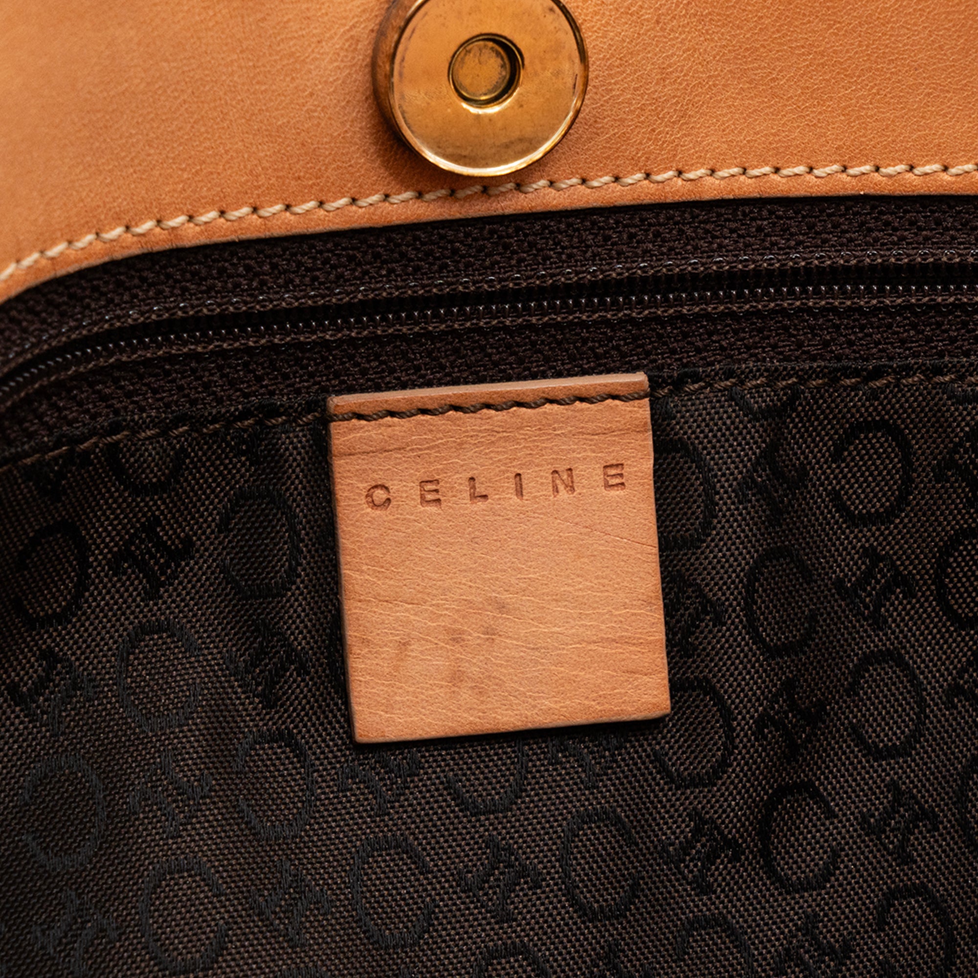 CÉLINE - Sac à épaule Celine en daim empreinte monogramme triomphe marron vintage