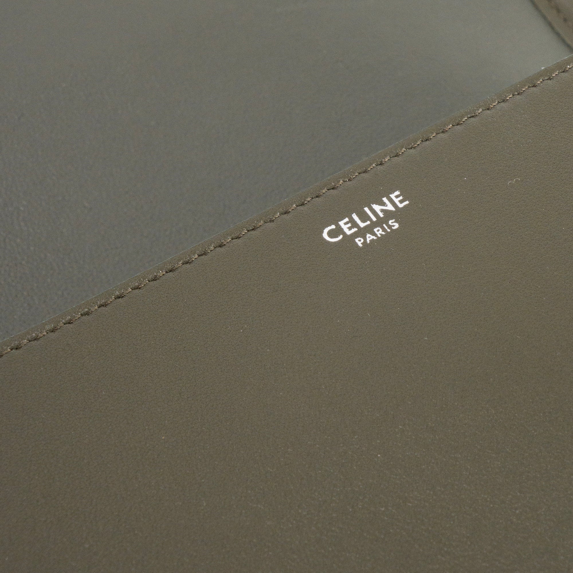 CELINE - Sac Besace Triomphe Petit modele Celine en cuir lisse kaki