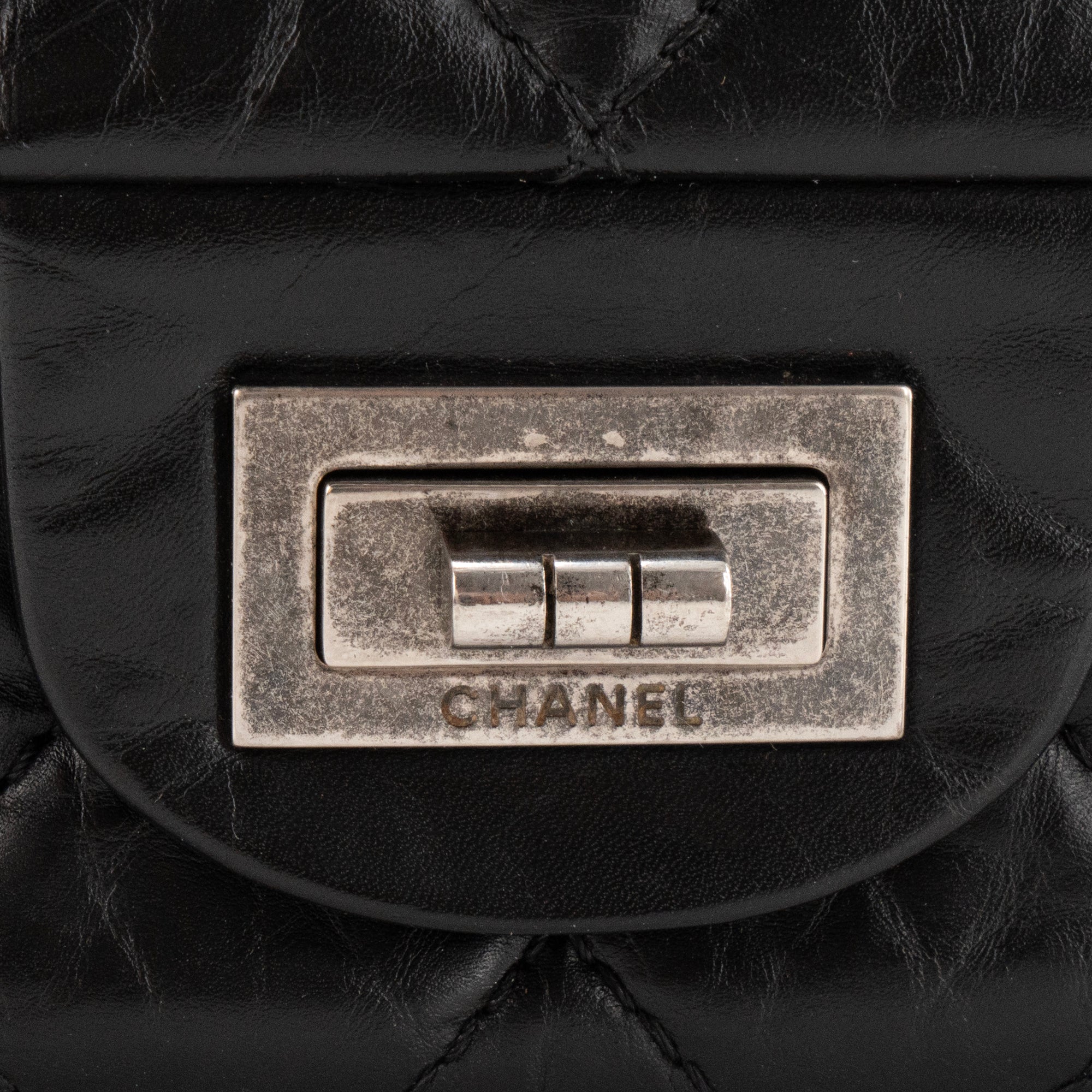 CHANEL - Sac à bandoulière 2.55 Jumbo Chanel en cuir froissé noir
