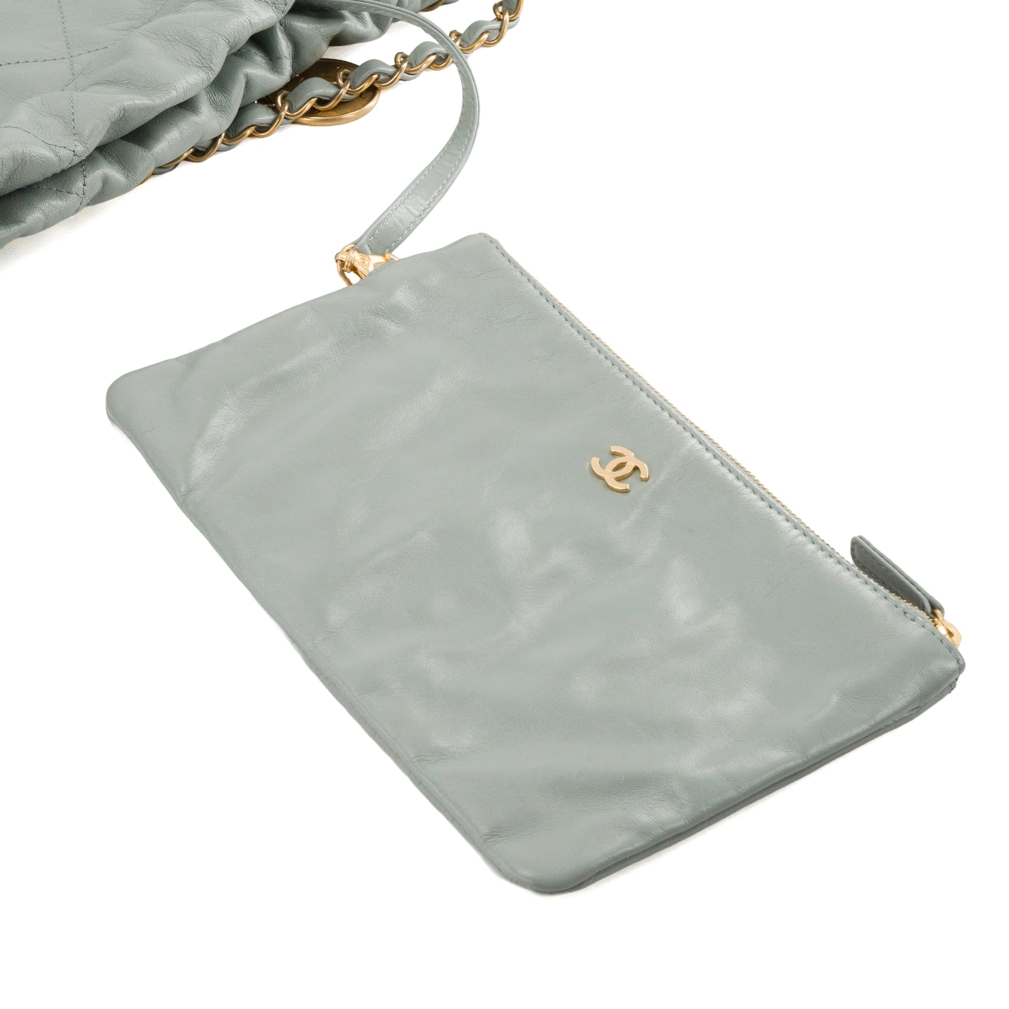 CHANEL - Sac à épaule Chanel 22 en cuir froissé bleu/gris