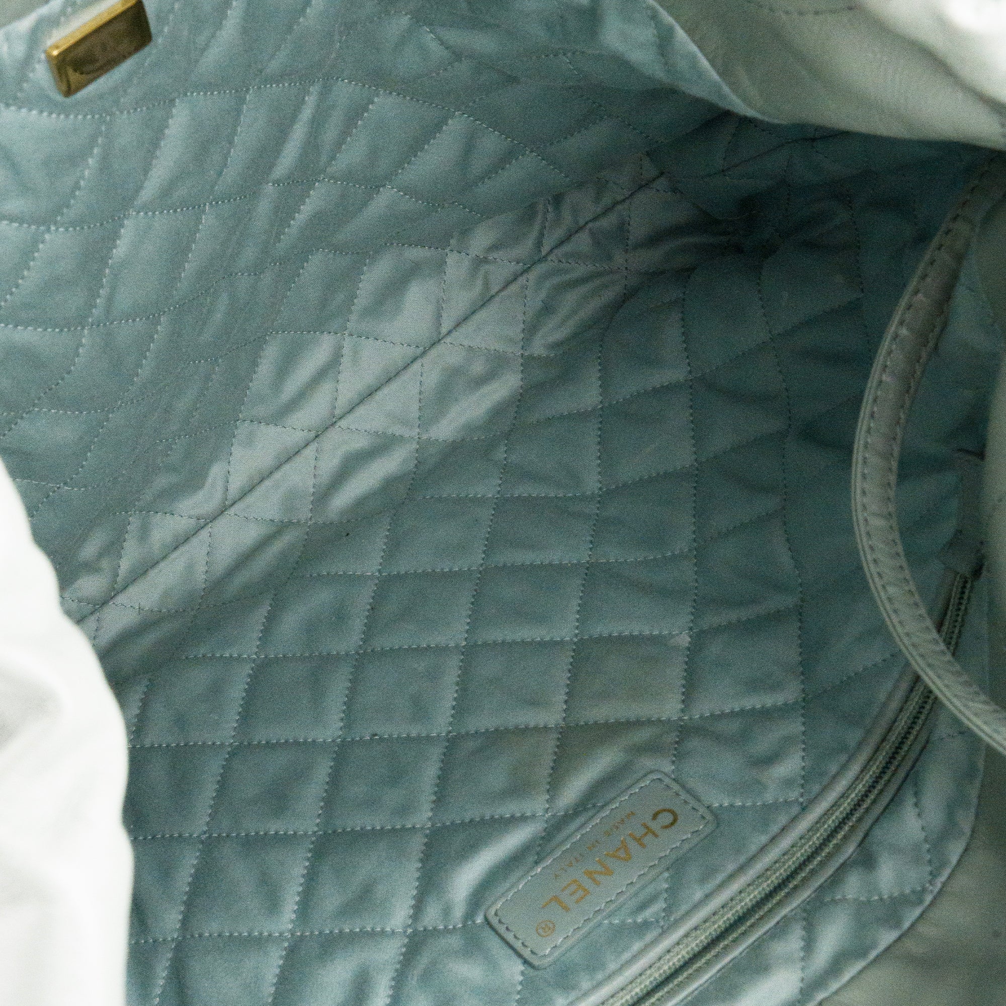 CHANEL - Sac à épaule Chanel 22 en cuir froissé bleu/gris