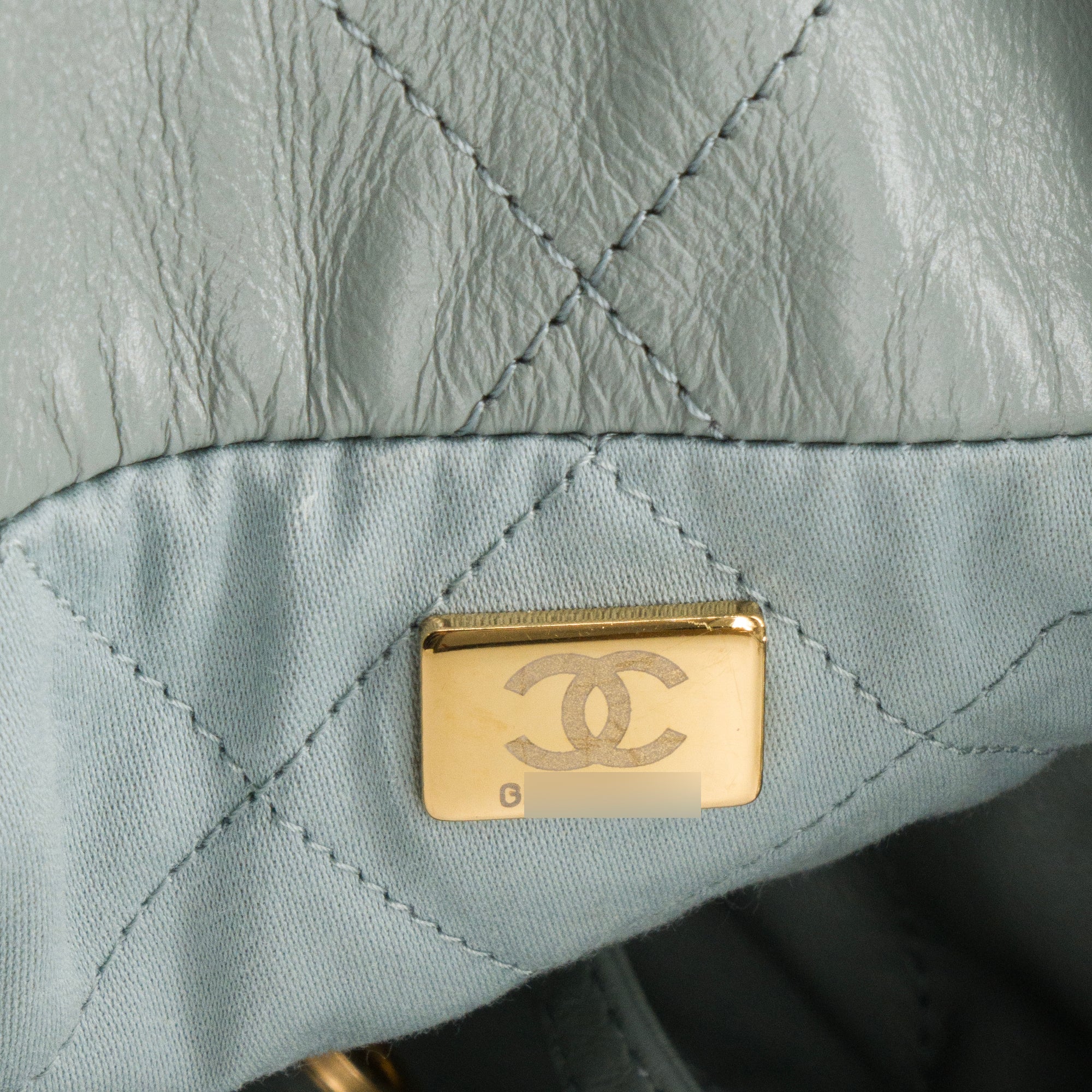CHANEL - Sac à épaule Chanel 22 en cuir froissé bleu/gris