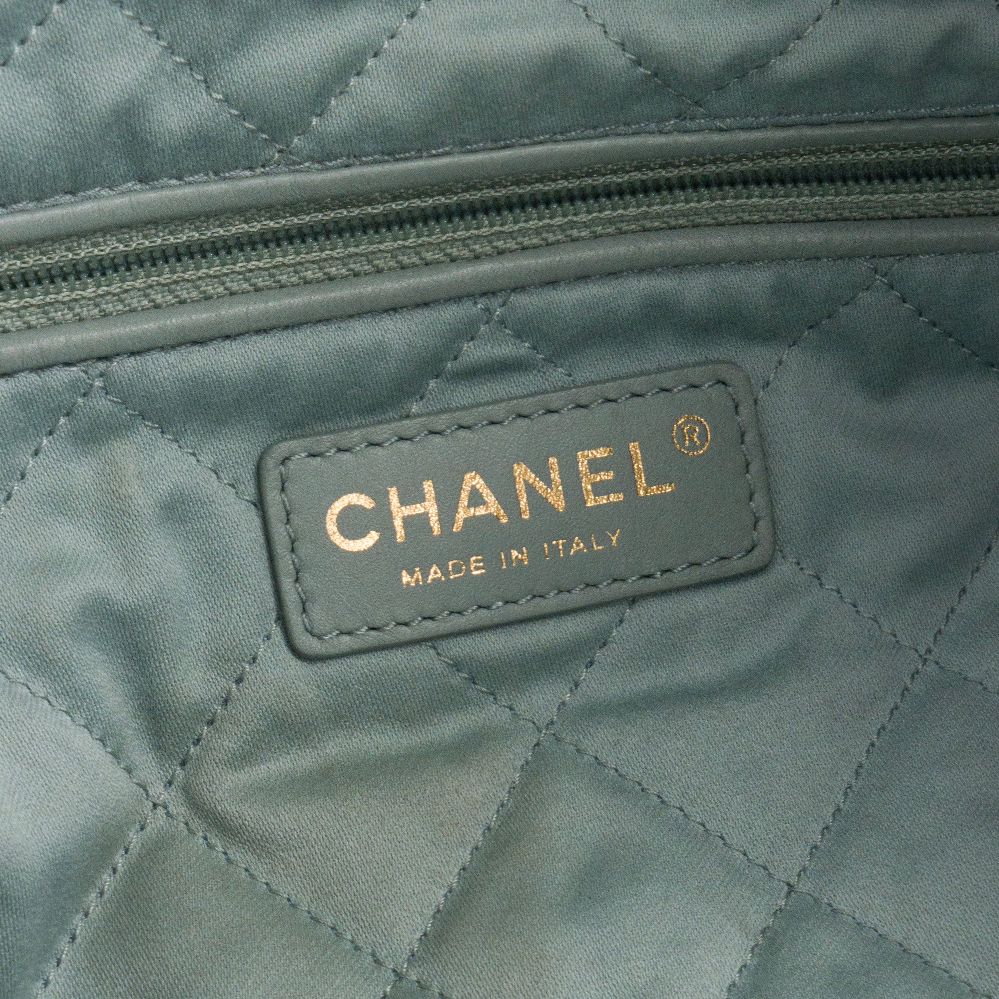 CHANEL - Sac à épaule Chanel 22 en cuir froissé bleu/gris